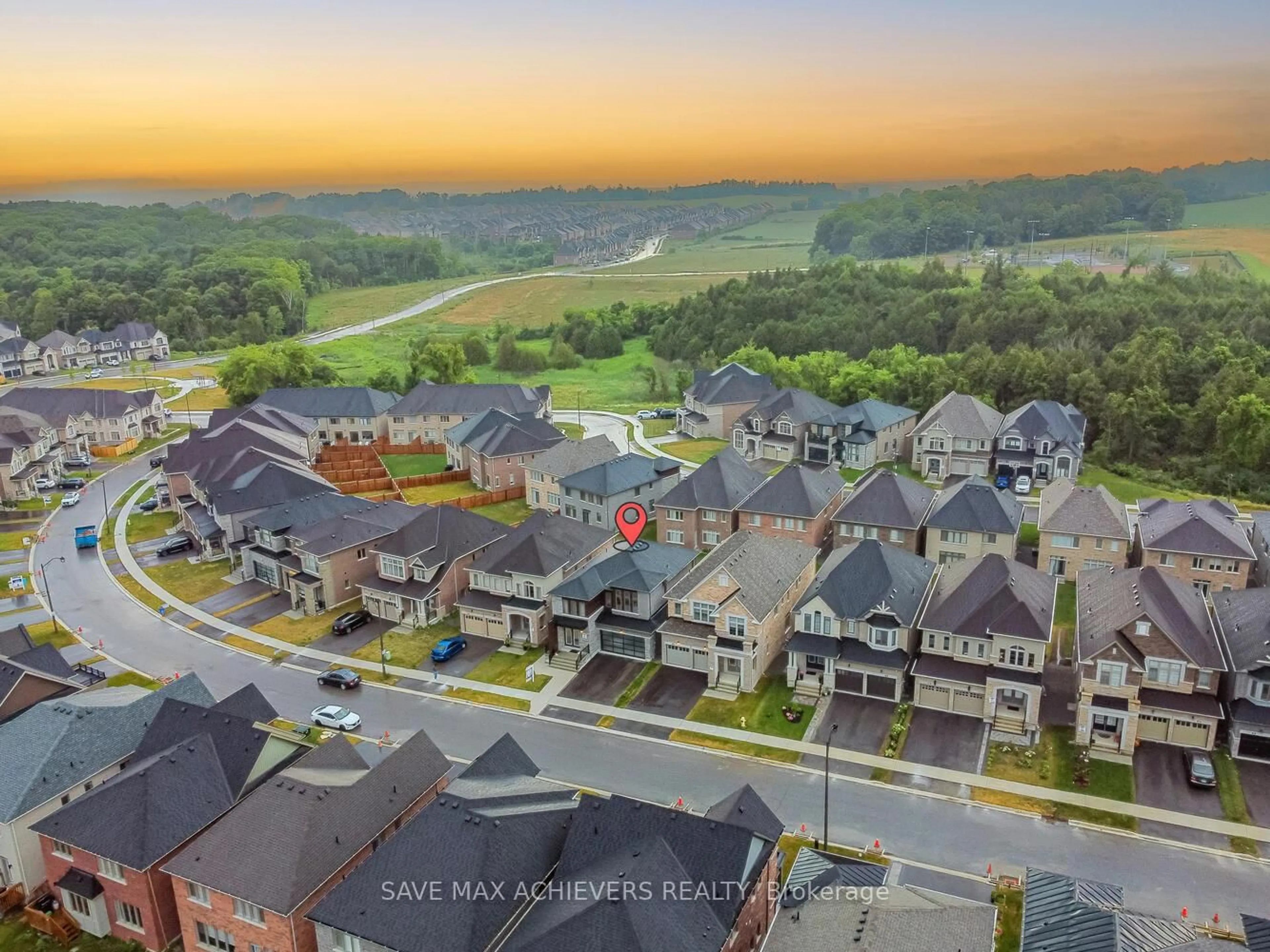 A pic from outside/outdoor area/front of a property/back of a property/a pic from drone, mountain view for 74 KENTLEDGE AV Ave, East Gwillimbury Ontario L9N 0V9