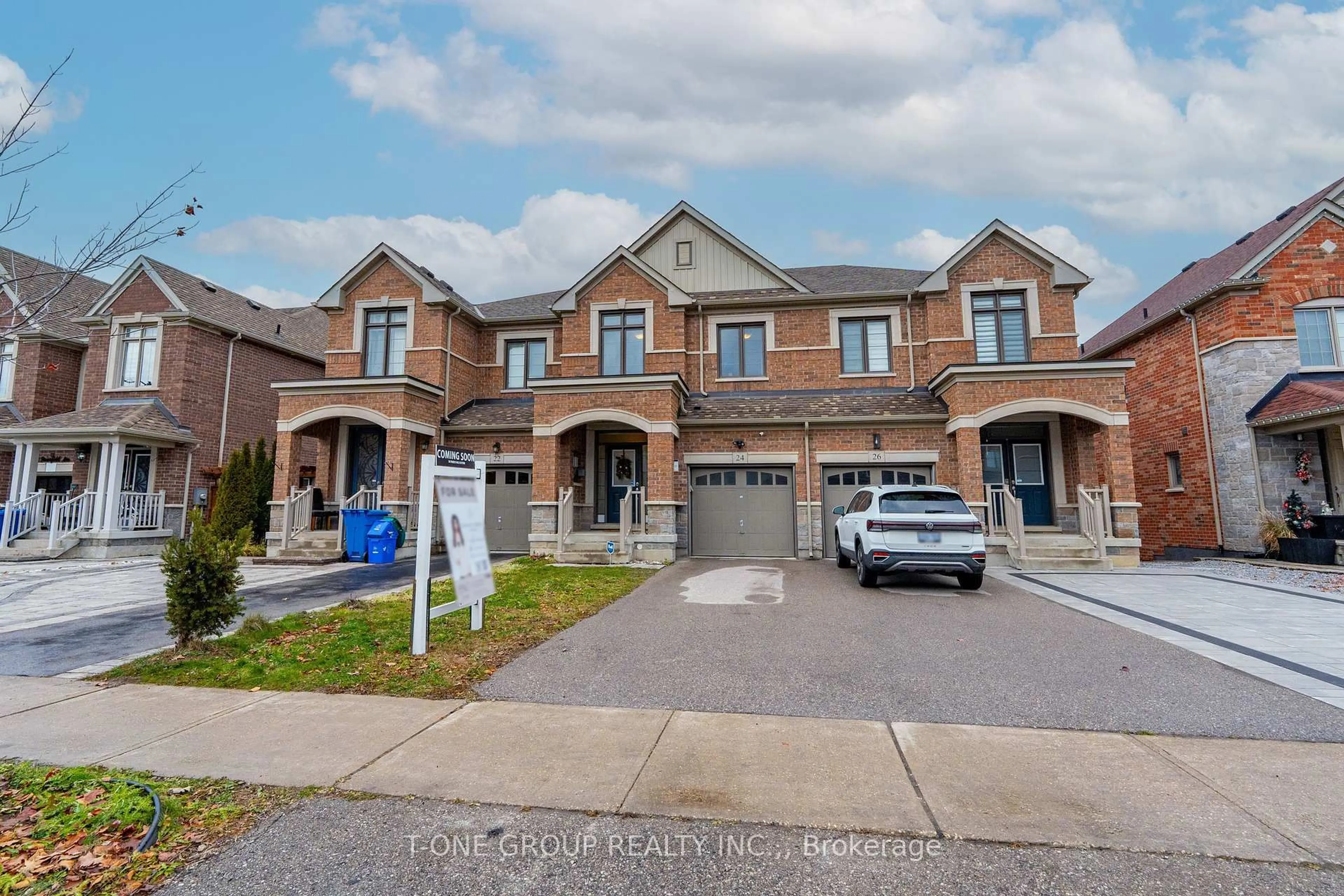 Home with brick exterior material, street for 24 Briarfield Ave, East Gwillimbury Ontario L9N 0P5