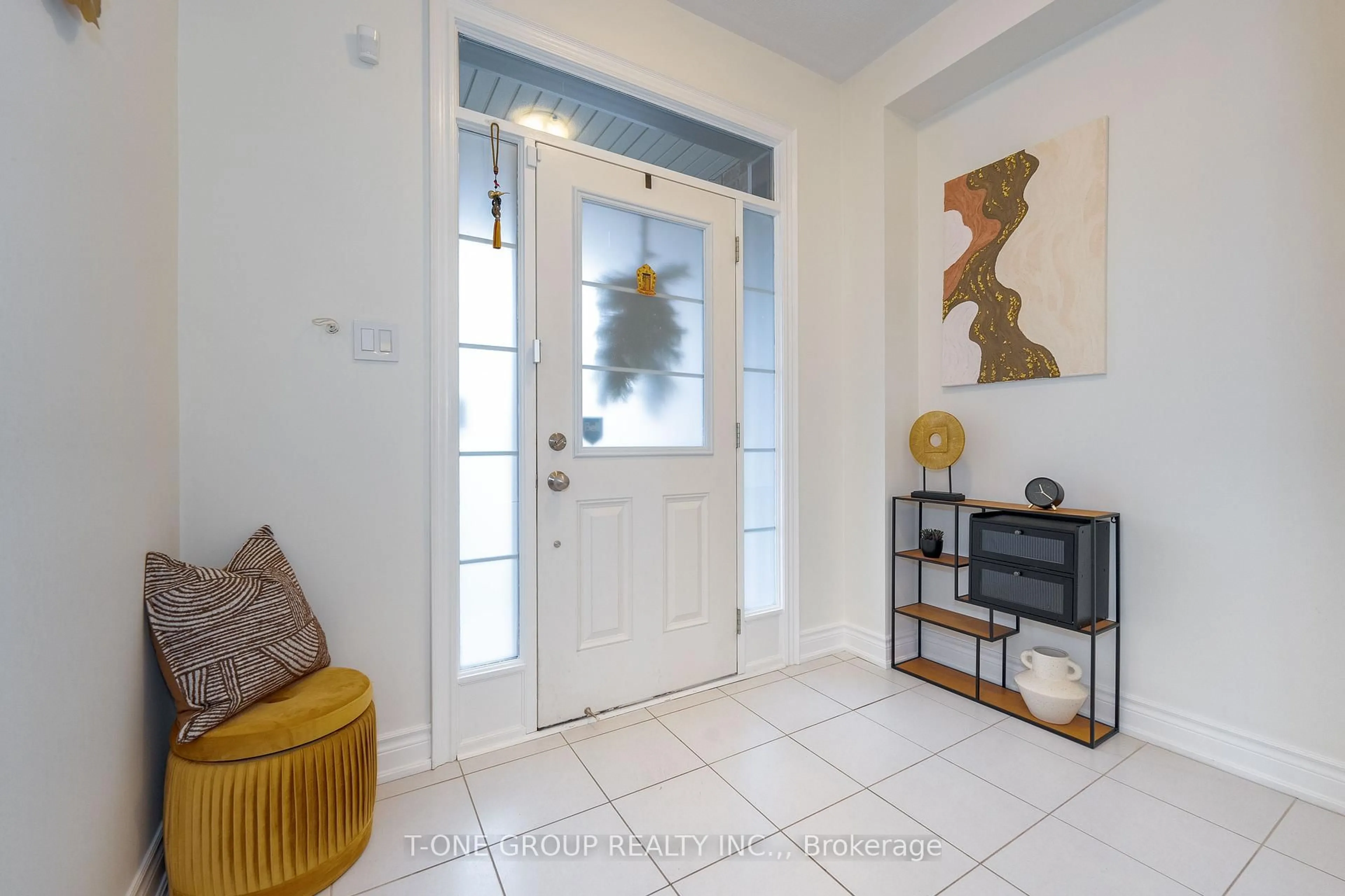 Indoor entryway for 24 Briarfield Ave, East Gwillimbury Ontario L9N 0P5