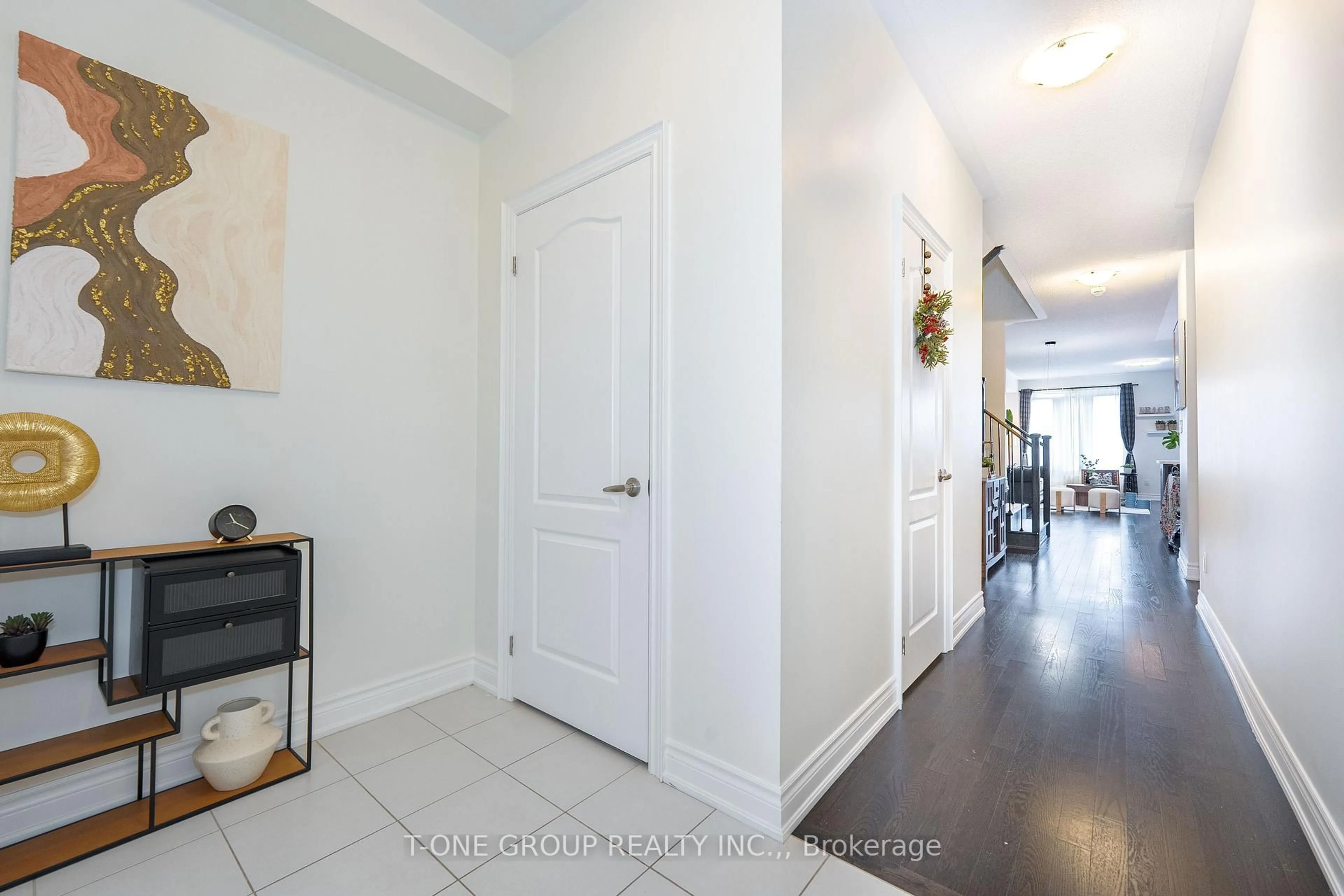 Indoor entryway for 24 Briarfield Ave, East Gwillimbury Ontario L9N 0P5