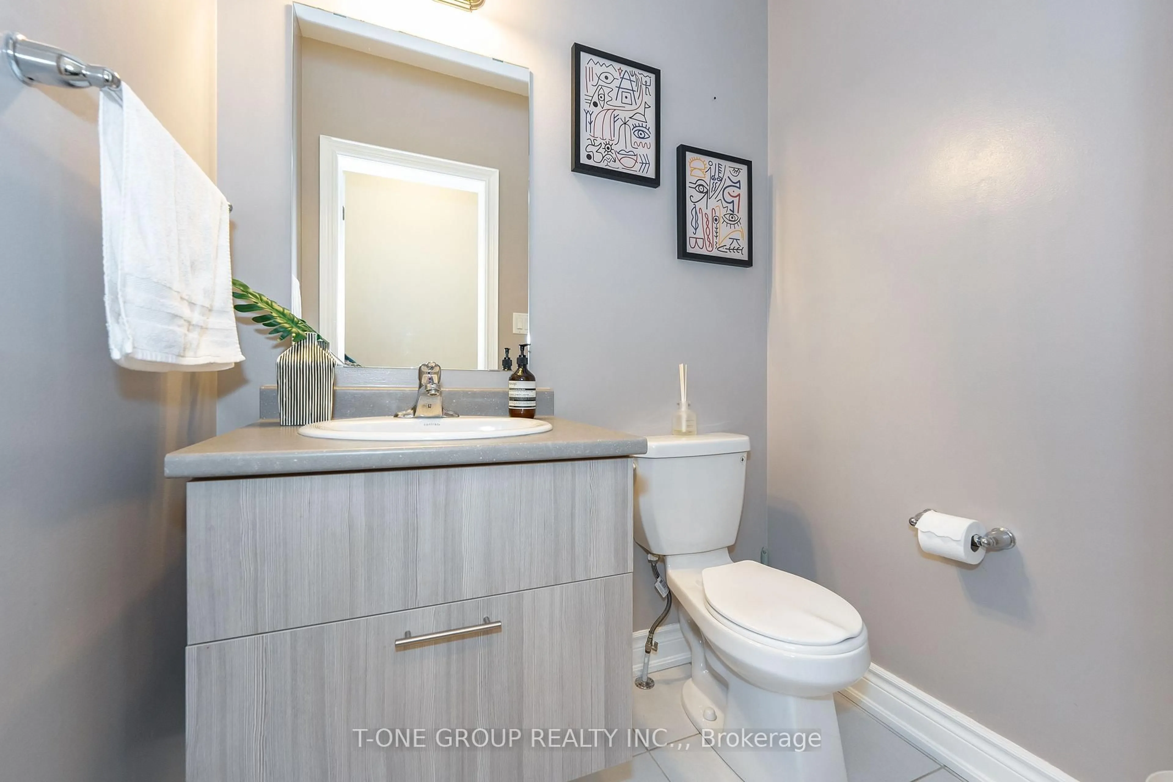 Standard bathroom, ceramic/tile floor for 24 Briarfield Ave, East Gwillimbury Ontario L9N 0P5