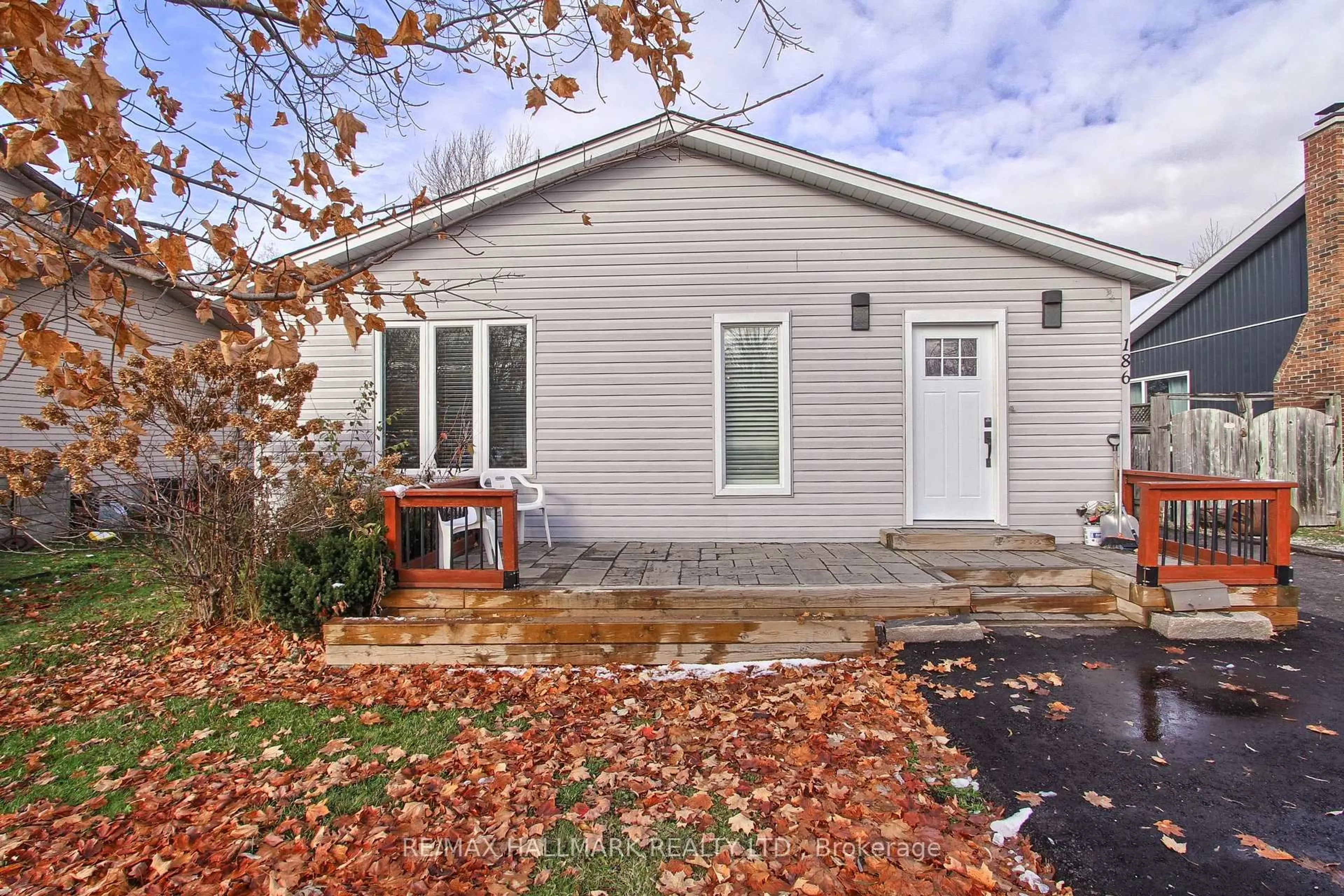 Home with vinyl exterior material, street for 186 Beach Rd, Georgina Ontario L4P 2L9