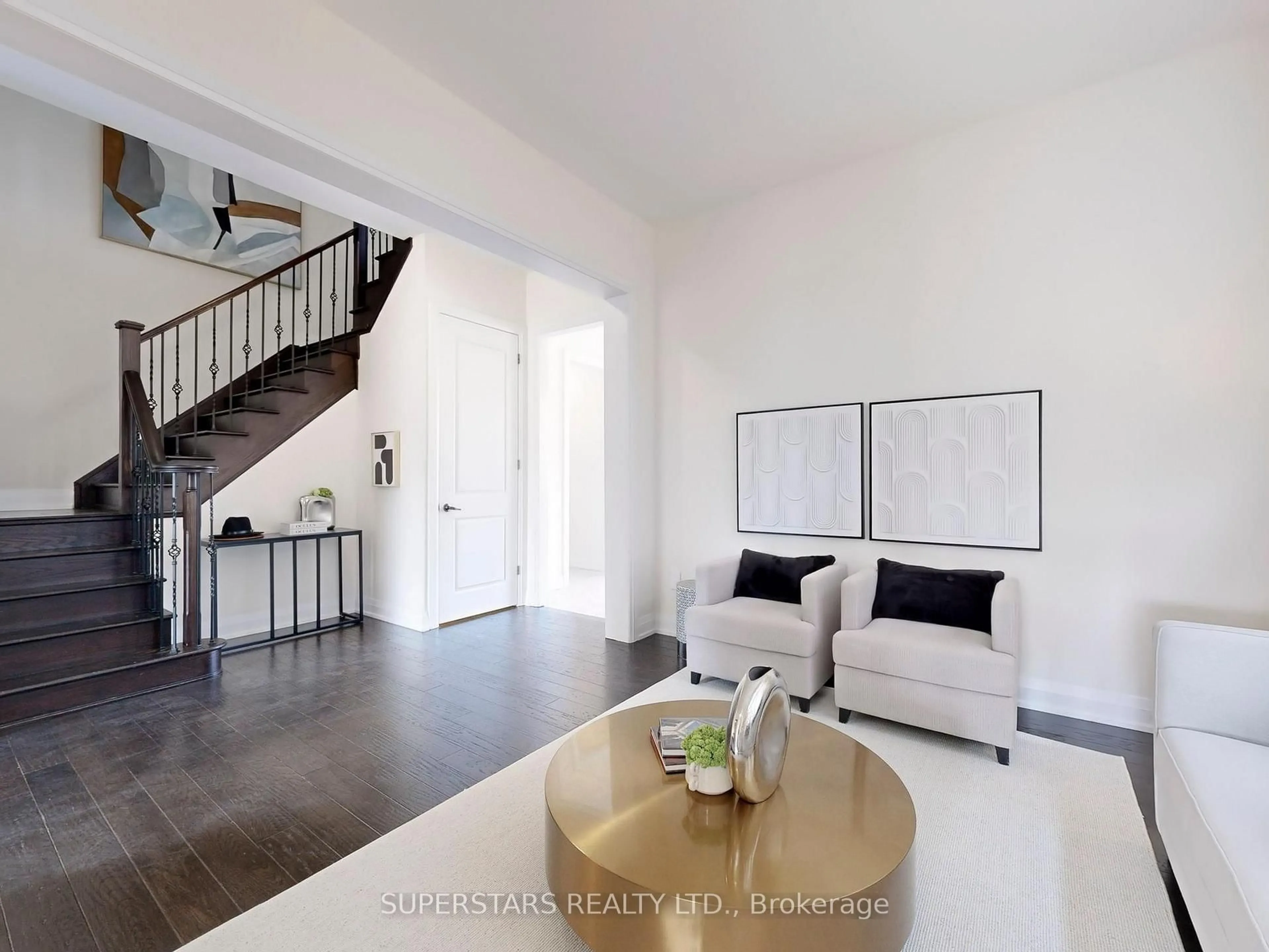 Indoor entryway for 192 Baker Hill Blvd, Whitchurch-Stouffville Ontario L4A 0W5