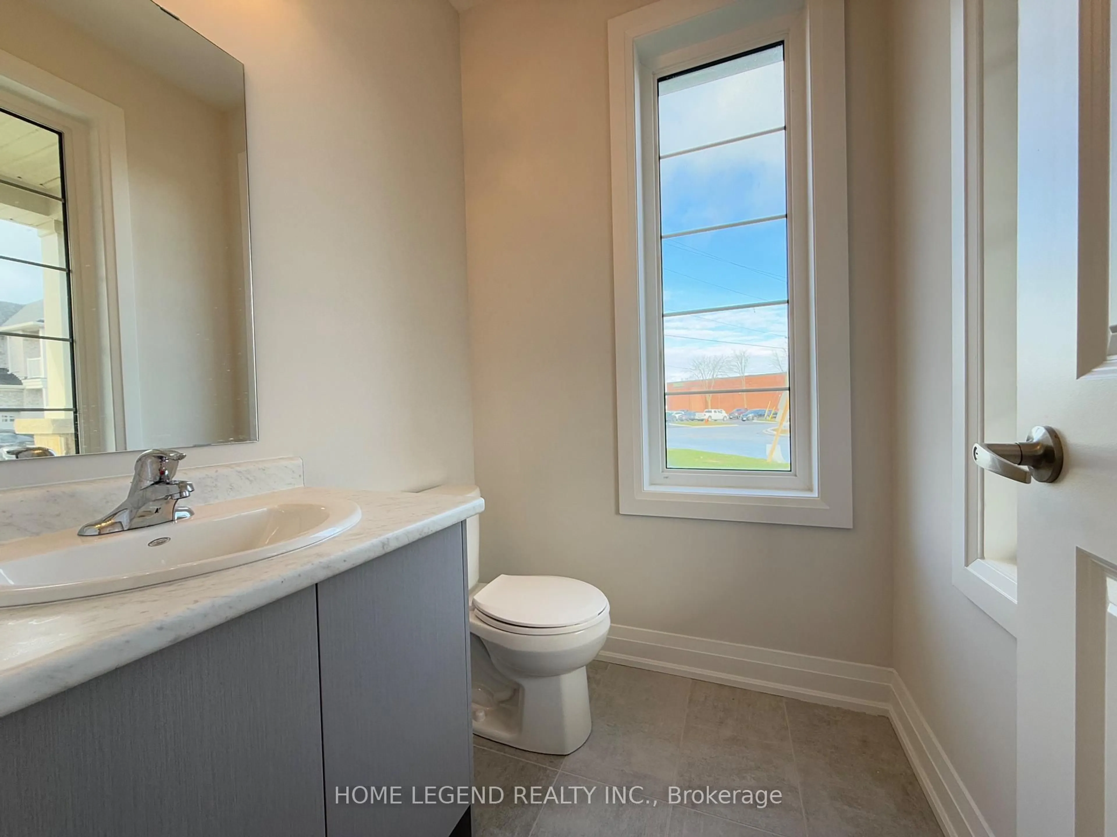 Standard bathroom, ceramic/tile floor for 2 Rail Trail Crt, Georgina Ontario L0E 1R0