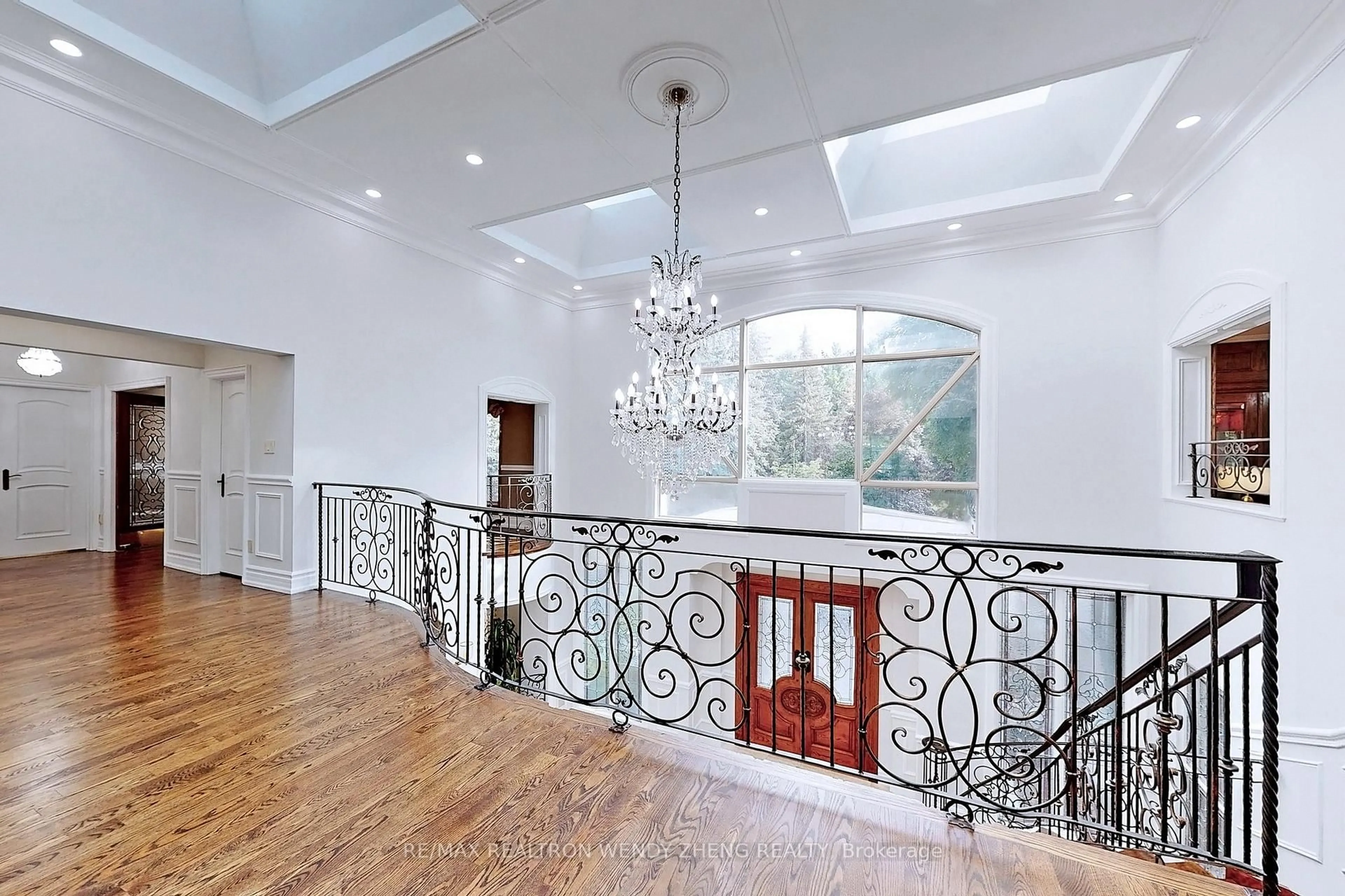 Indoor foyer for 305 Woodland Acres Cres, Vaughan Ontario L6A 1G1