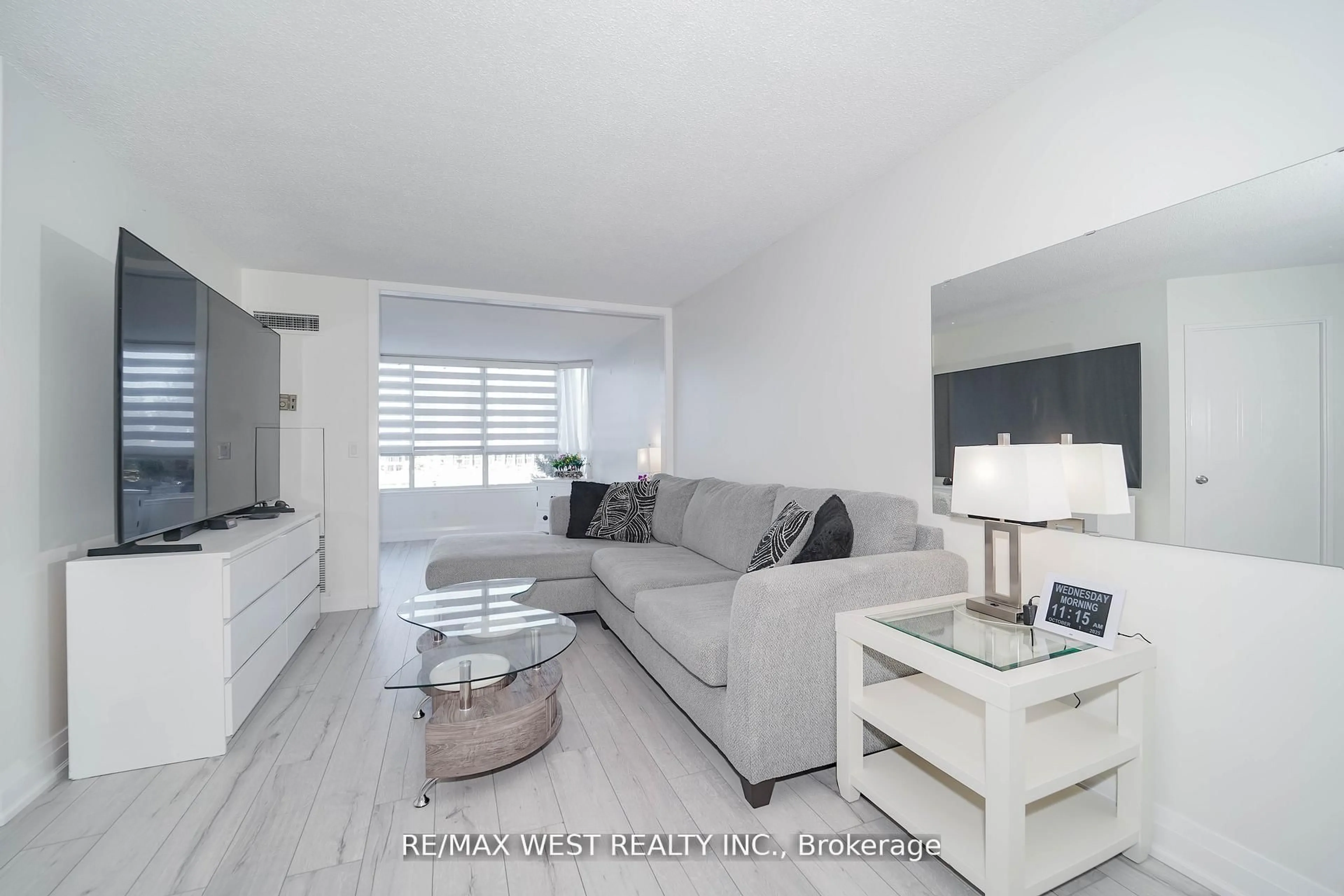 Living room with furniture, unknown for 33 Weldrick Rd #501, Richmond Hill Ontario L4C 8W4