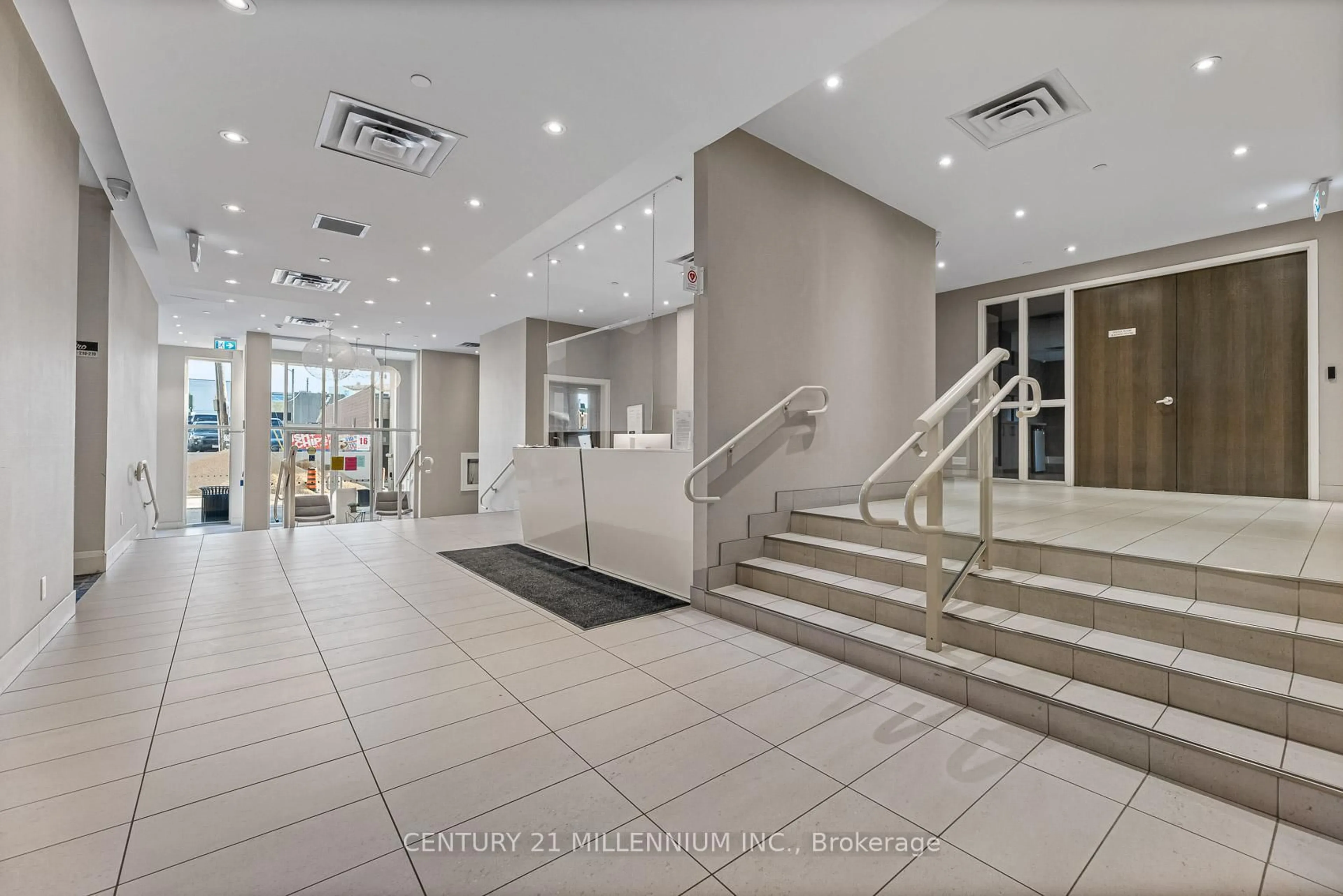 Indoor foyer for 15277 Yonge St #419, Aurora Ontario L4G 1Y3
