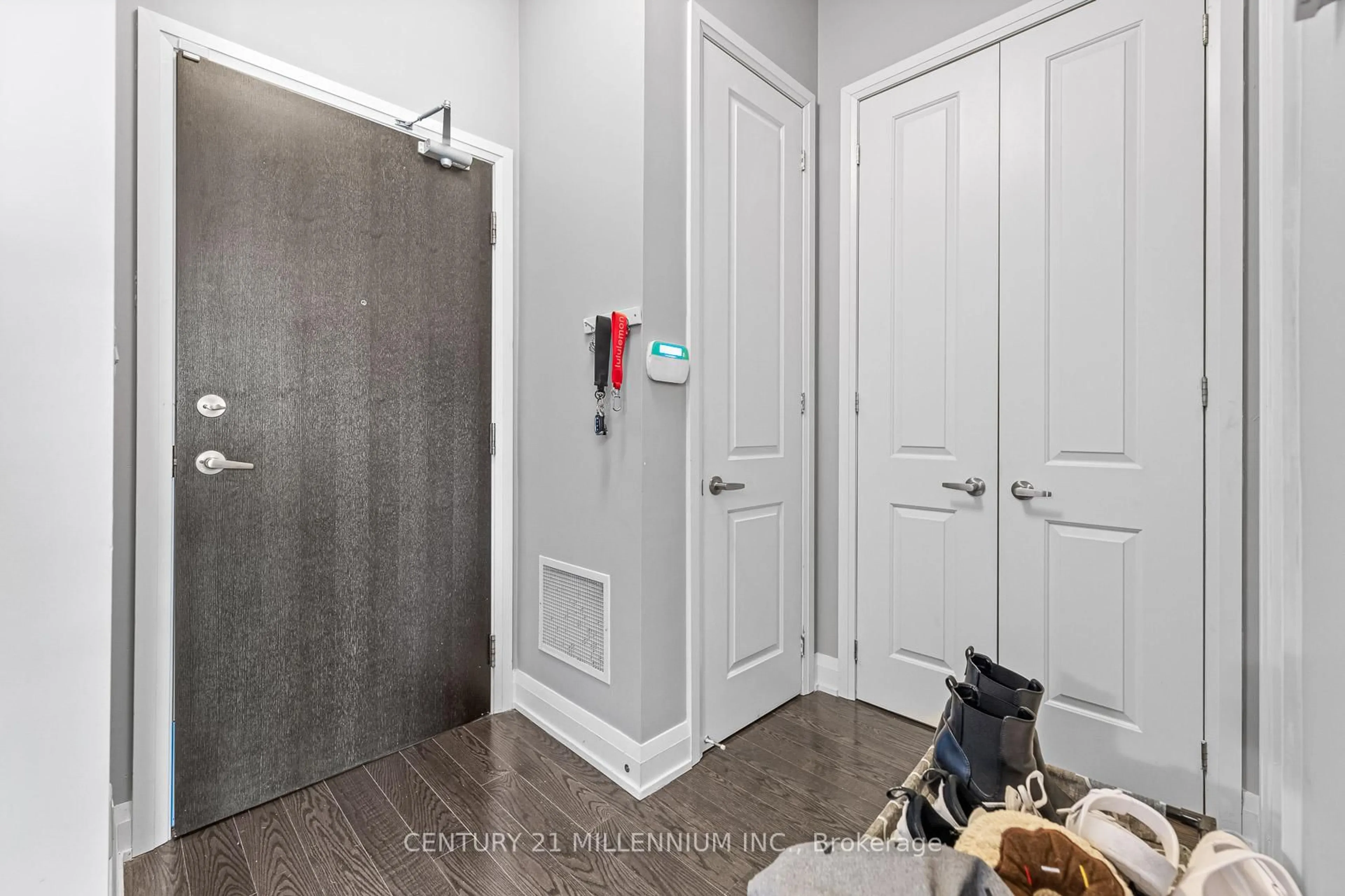 Indoor entryway for 15277 Yonge St #419, Aurora Ontario L4G 1Y3