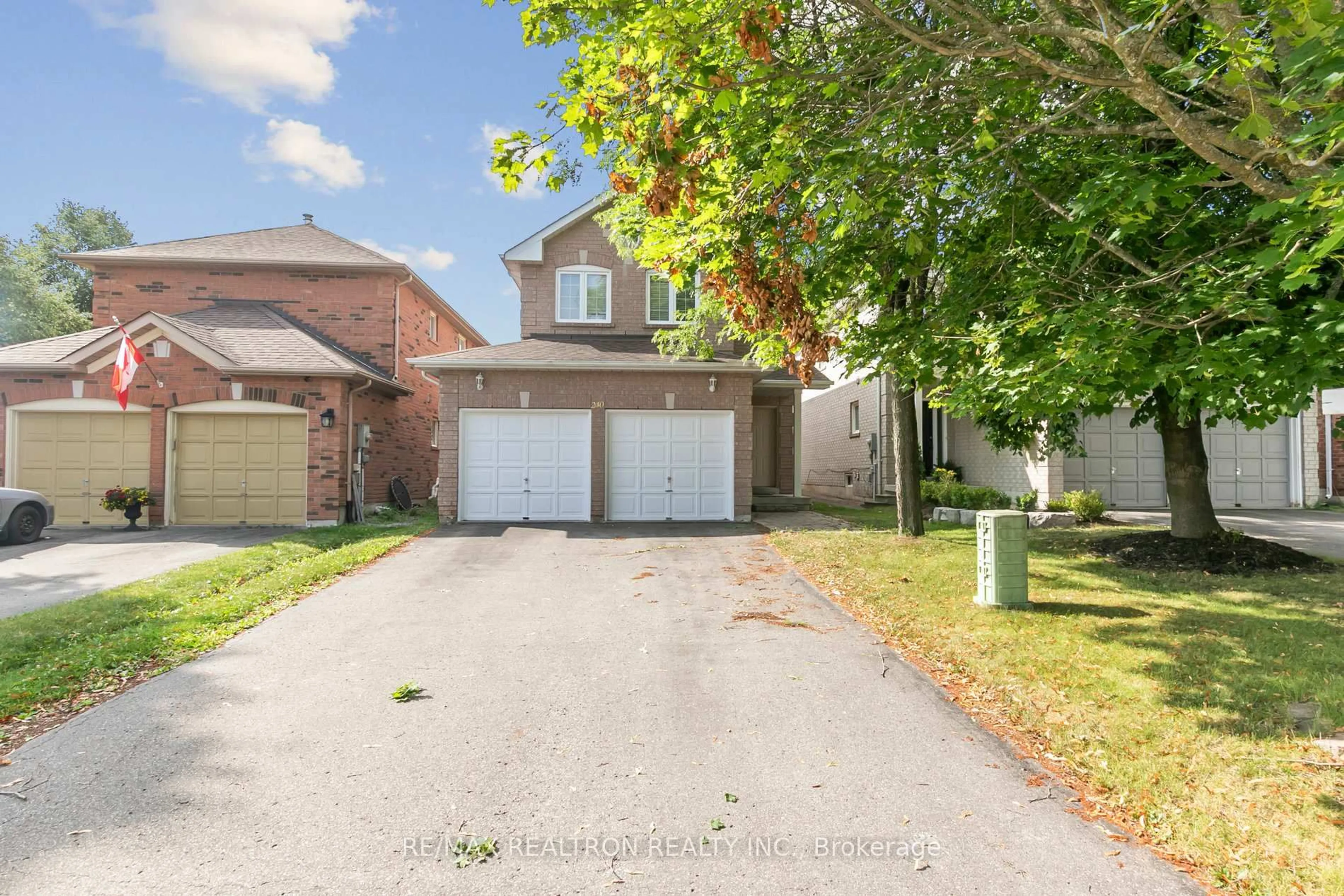 A pic from outside/outdoor area/front of a property/back of a property/a pic from drone, street for 240 Austin paul Dr, Newmarket Ontario L3X 2C5