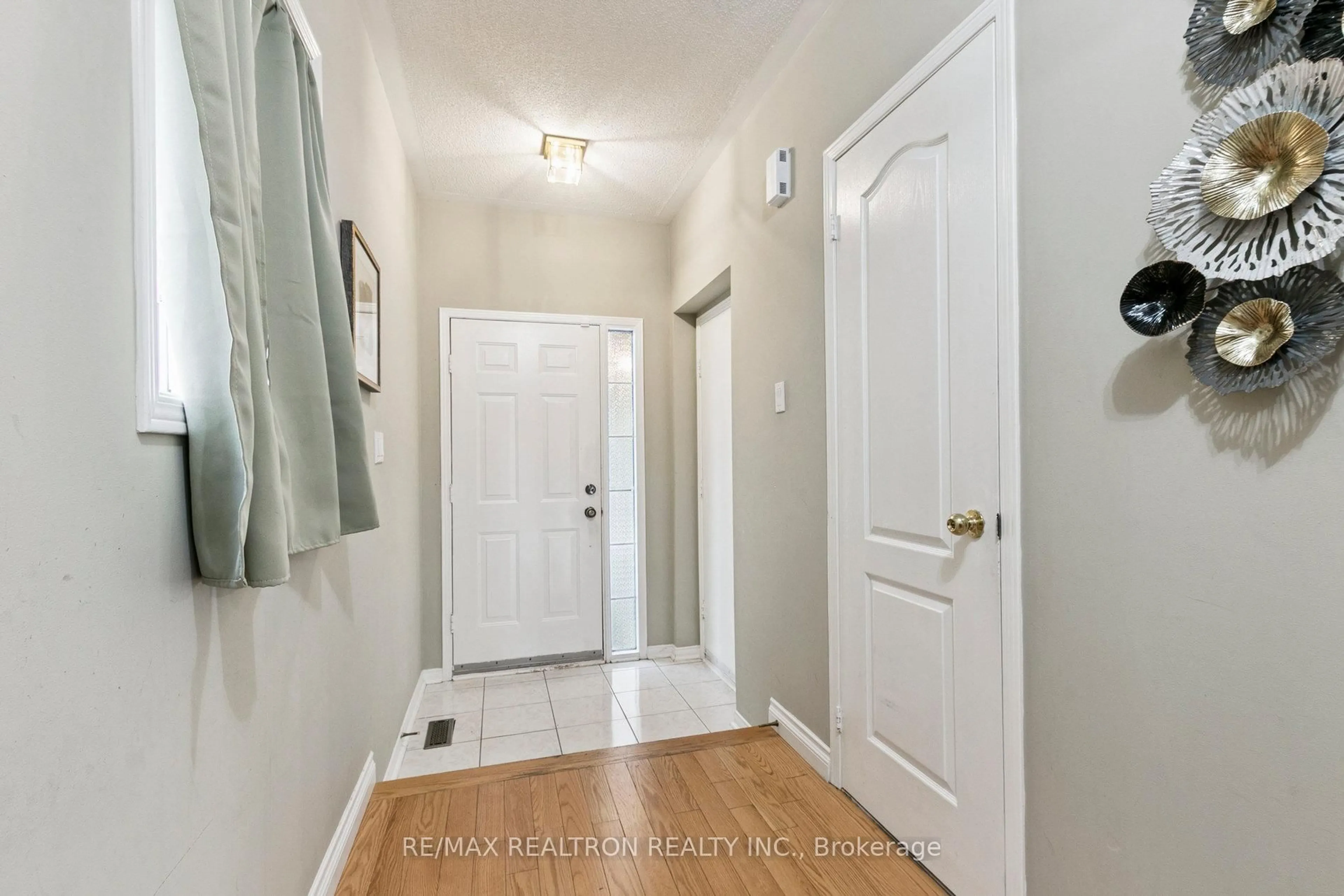 Indoor entryway for 240 Austin paul Dr, Newmarket Ontario L3X 2C5