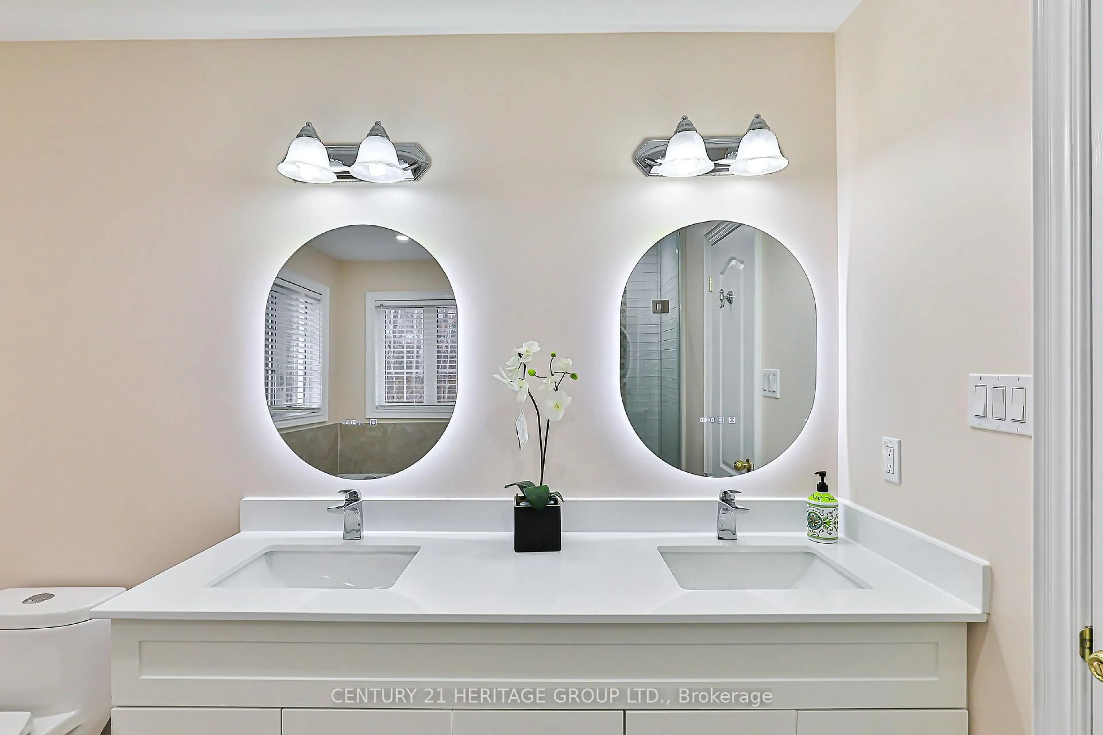 Contemporary bathroom, ceramic/tile floor for 20 Trish Dr, Richmond Hill Ontario L4E 5C5