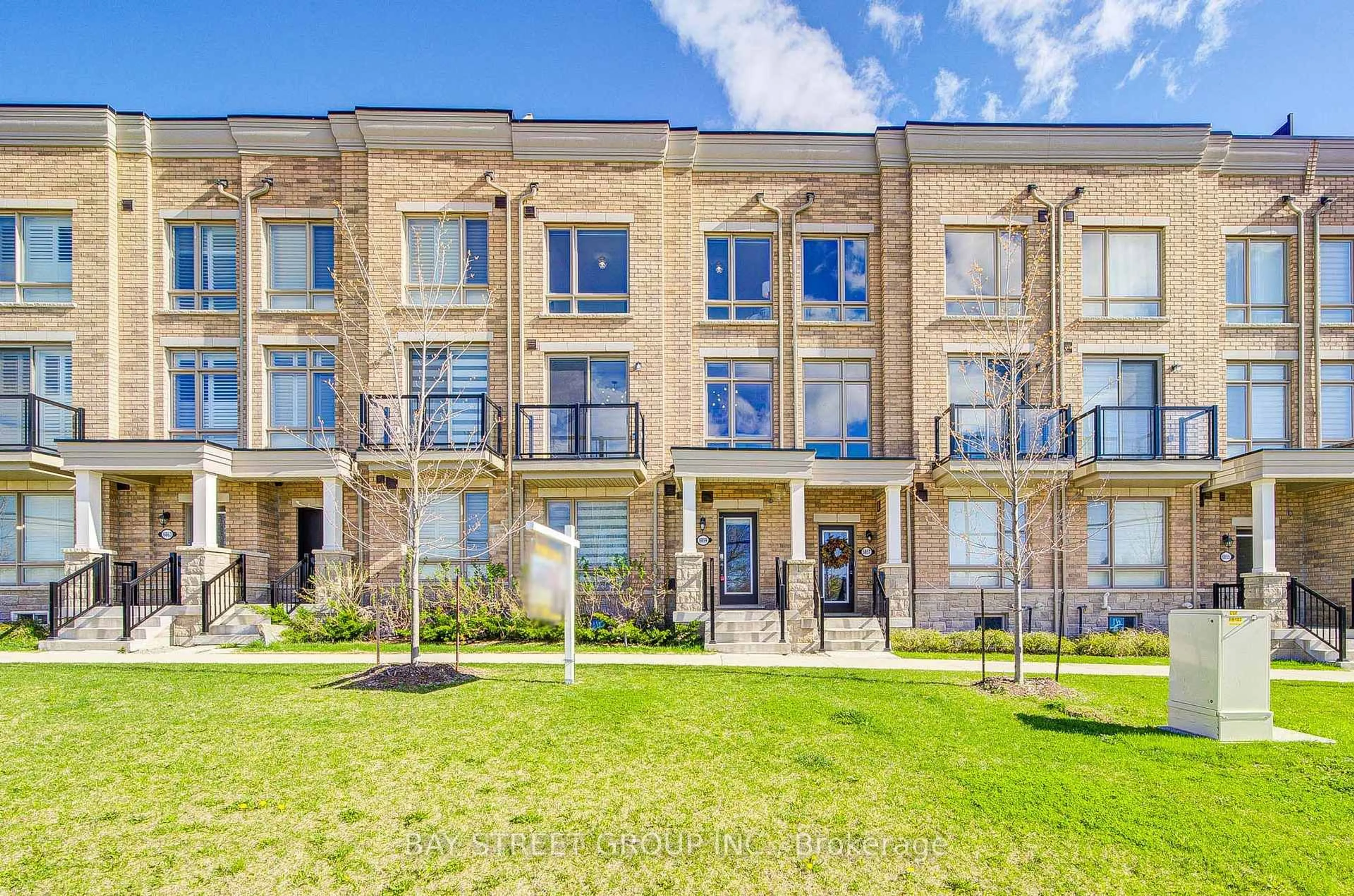 A pic from outside/outdoor area/front of a property/back of a property/a pic from drone, building for 6859 Main St, Whitchurch-Stouffville Ontario L4A 4X2