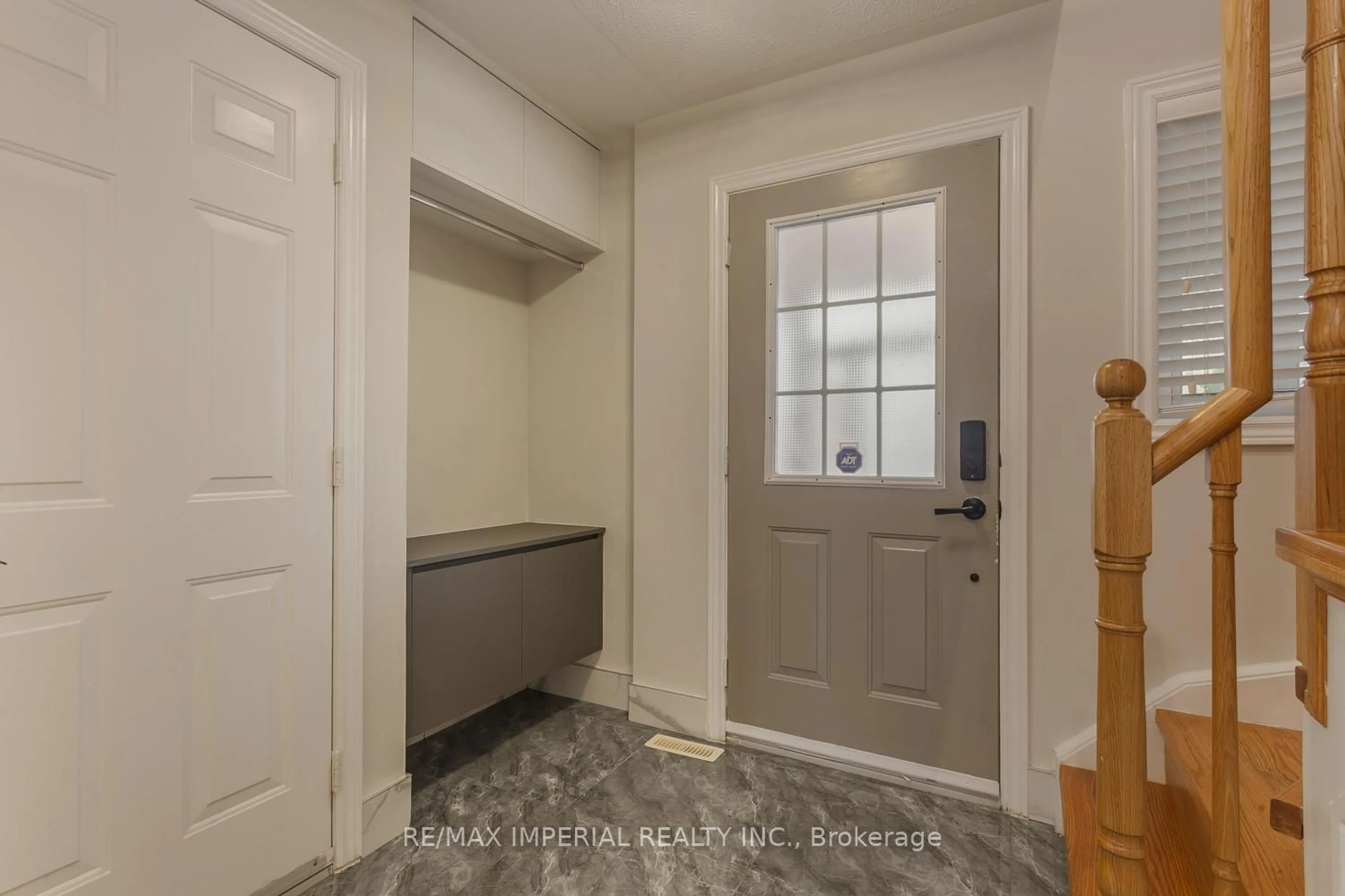Indoor entryway for 85 Maple Ridge Cres, Markham Ontario L6E 1T8