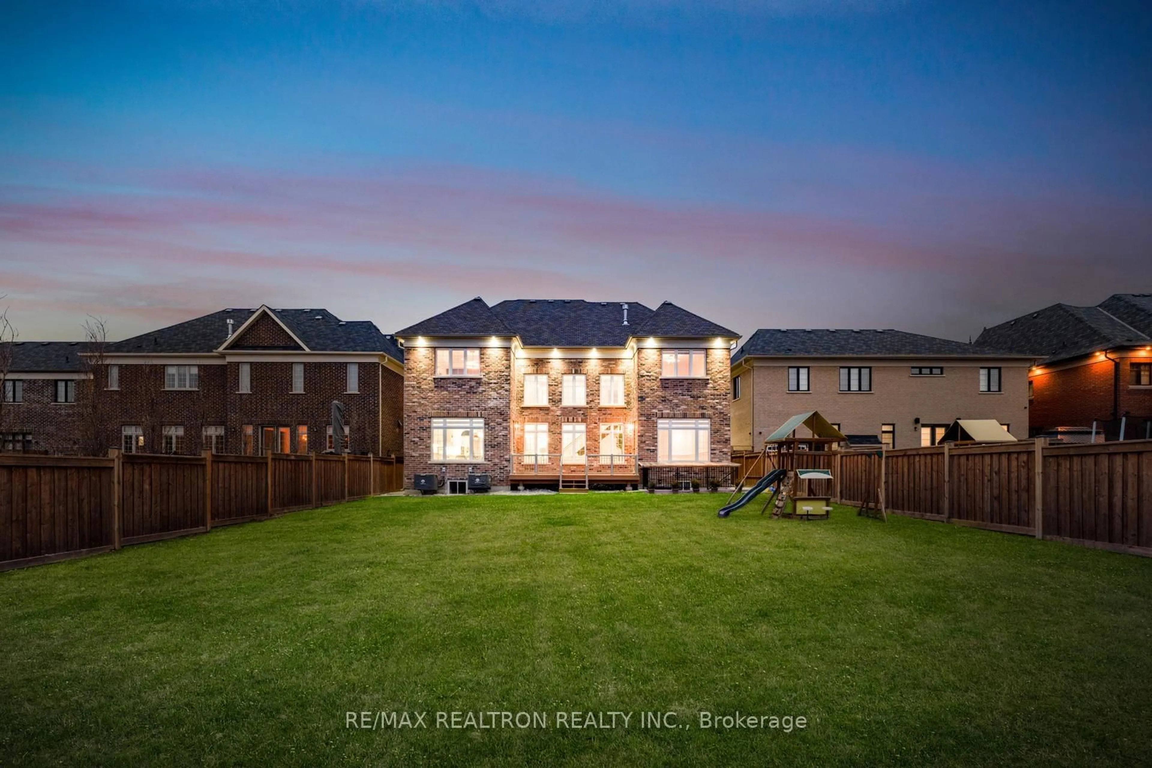 A pic from outside/outdoor area/front of a property/back of a property/a pic from drone, building for 62 Endless Circ, Vaughan Ontario L4H 4N6