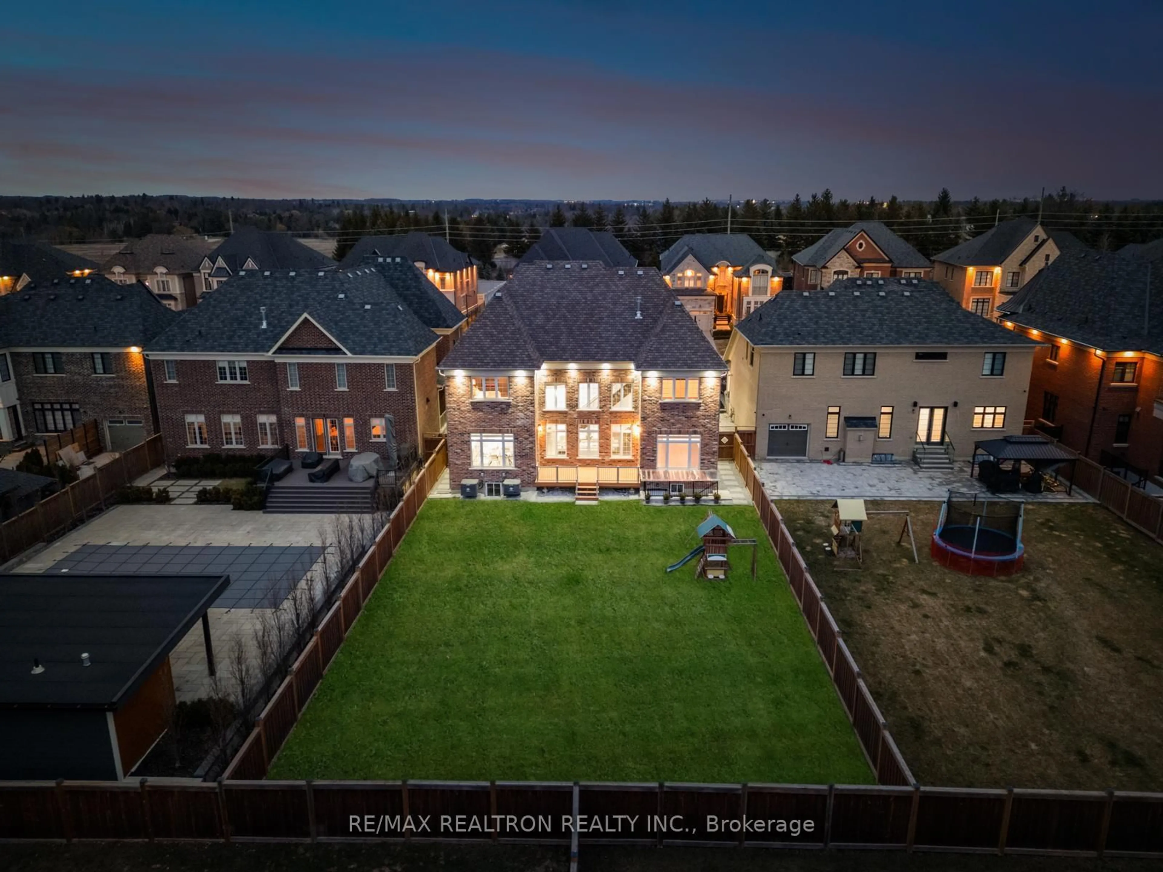 A pic from outside/outdoor area/front of a property/back of a property/a pic from drone, building for 62 Endless Circ, Vaughan Ontario L4H 4N6