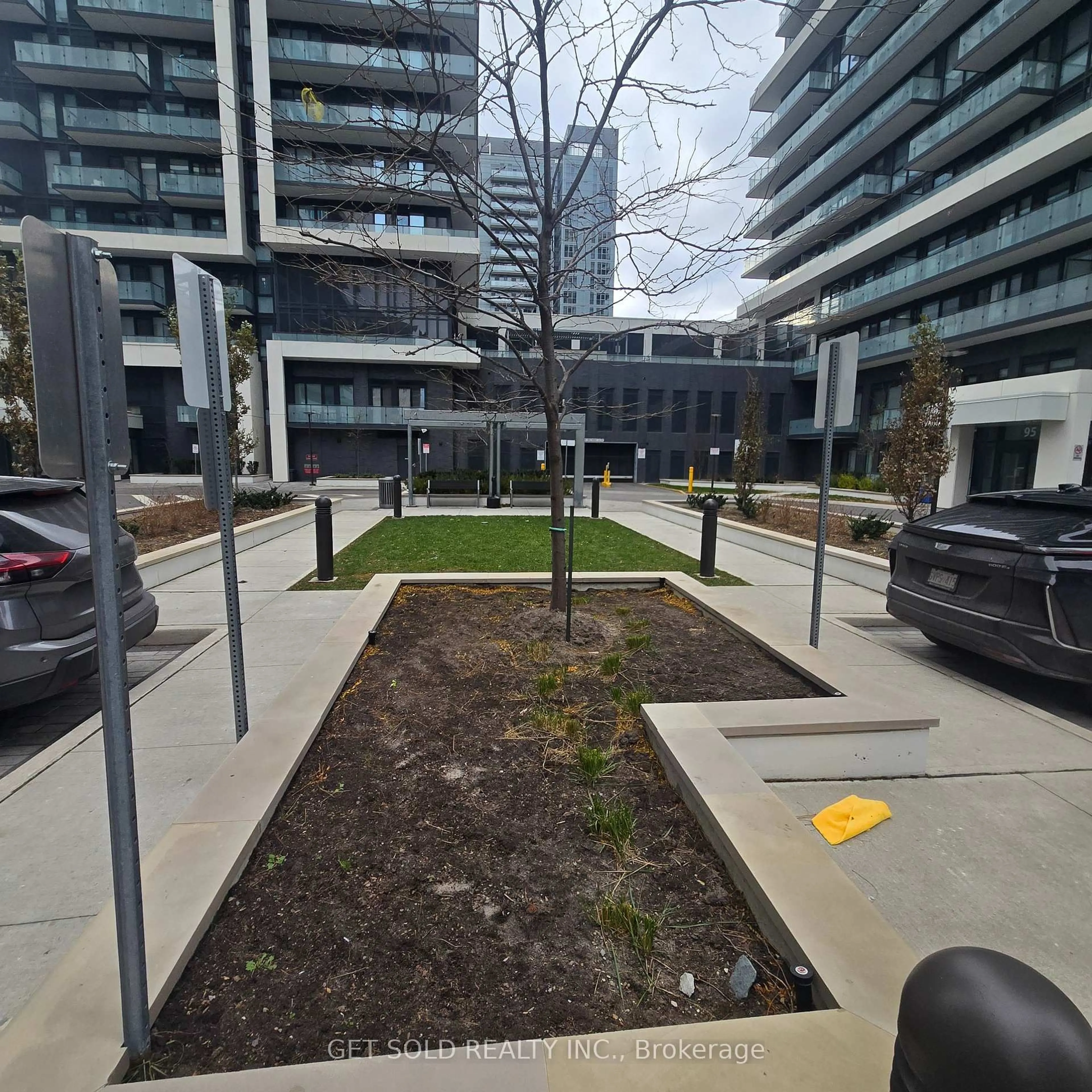 Patio, street for 95 Oneida Cres #1704, Richmond Hill Ontario L4B 0H5