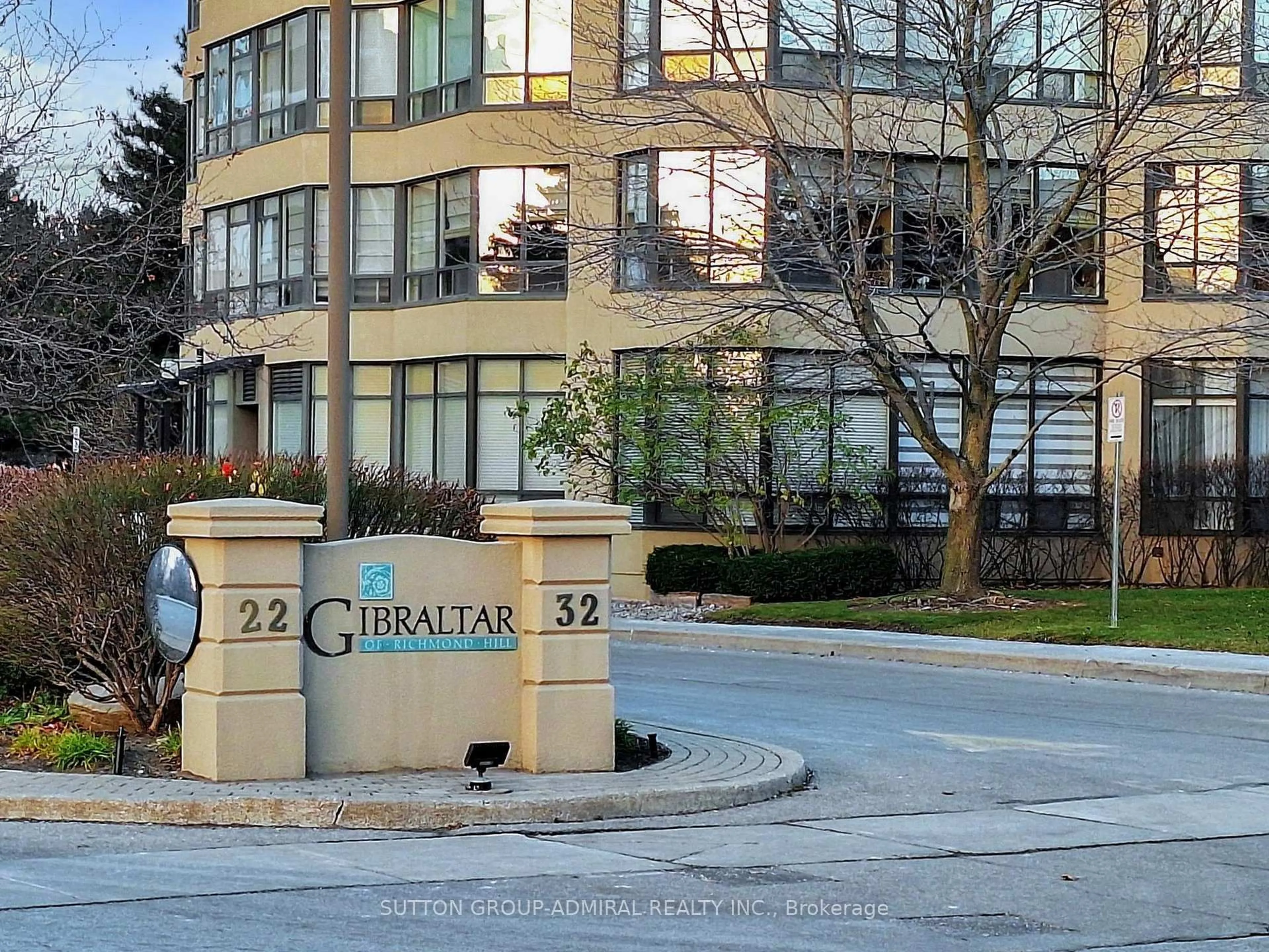 Indoor foyer for 32 Clarissa Dr #PH27, Richmond Hill Ontario L4C 9R7