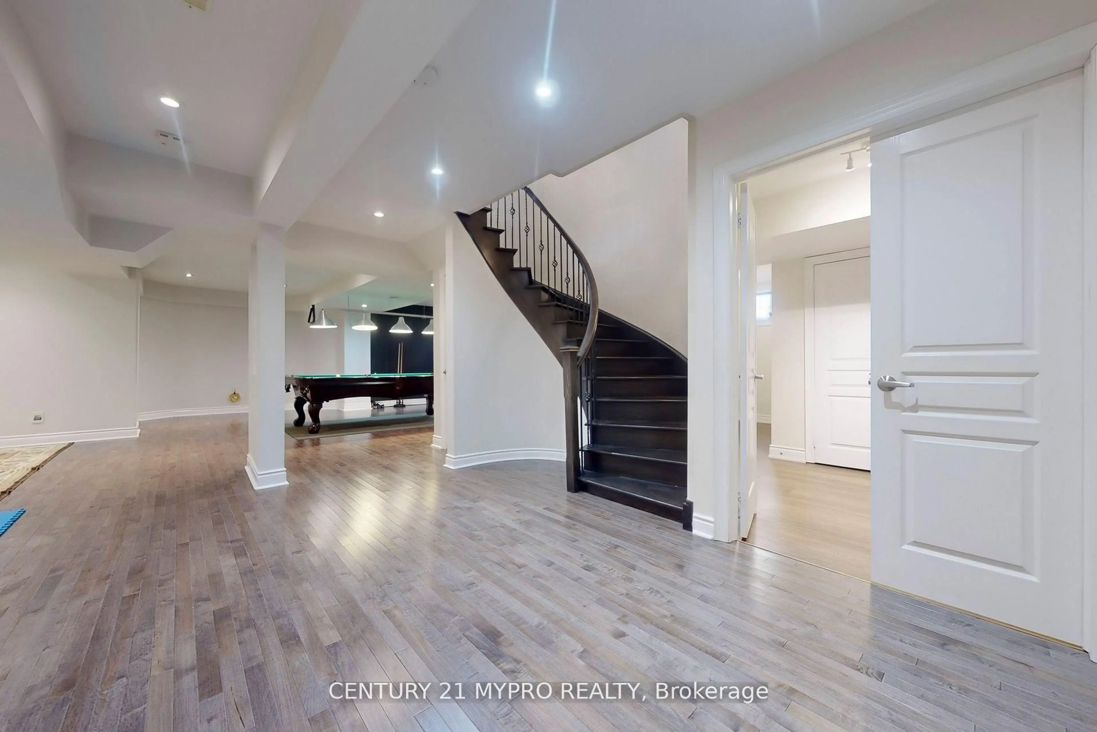 Indoor foyer for 420 Paradelle Dr, Richmond Hill Ontario L4E 4R9