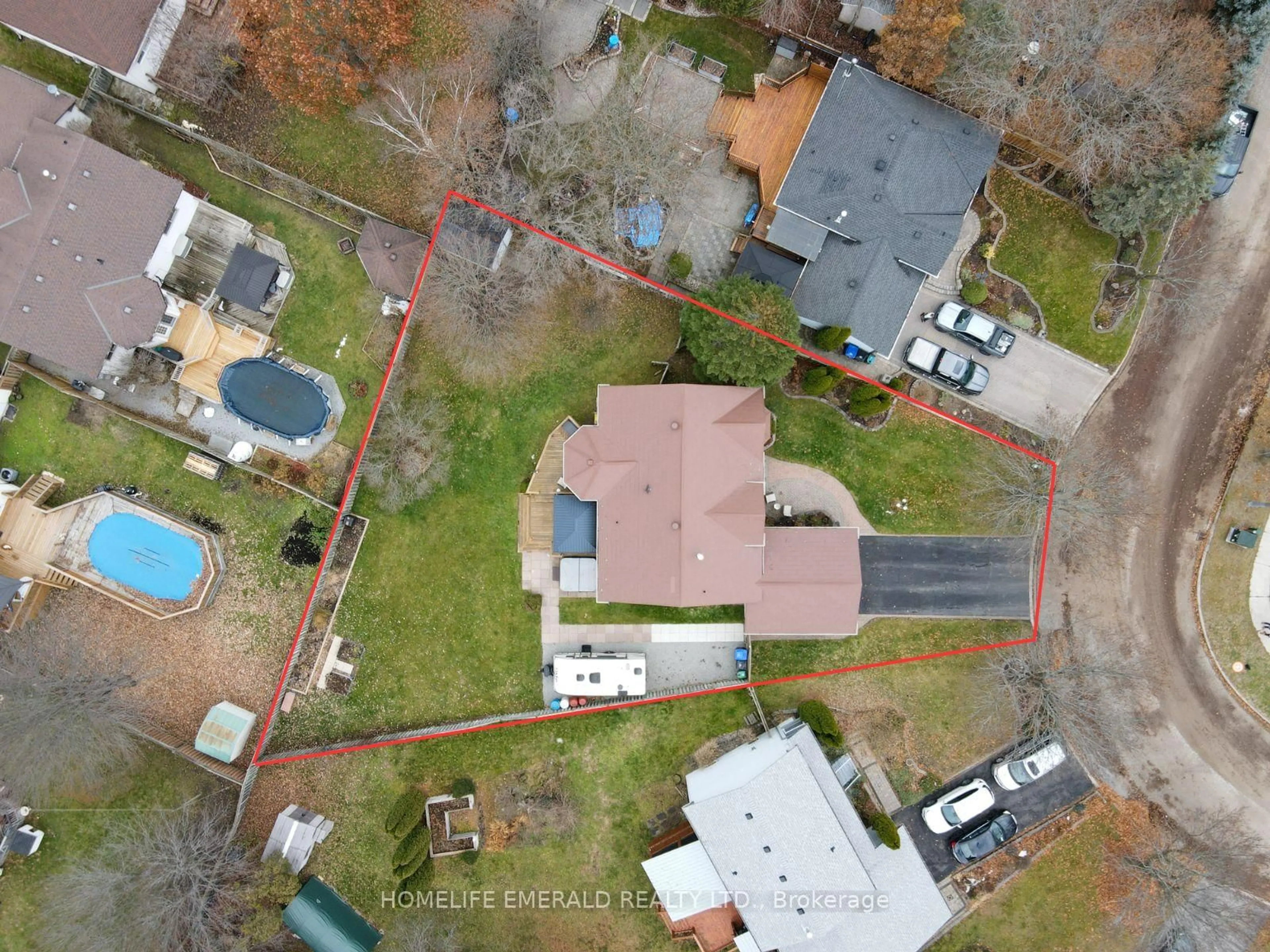 A pic from outside/outdoor area/front of a property/back of a property/a pic from drone, street for 72 Darren Dr, Essa Ontario L0M 1B3