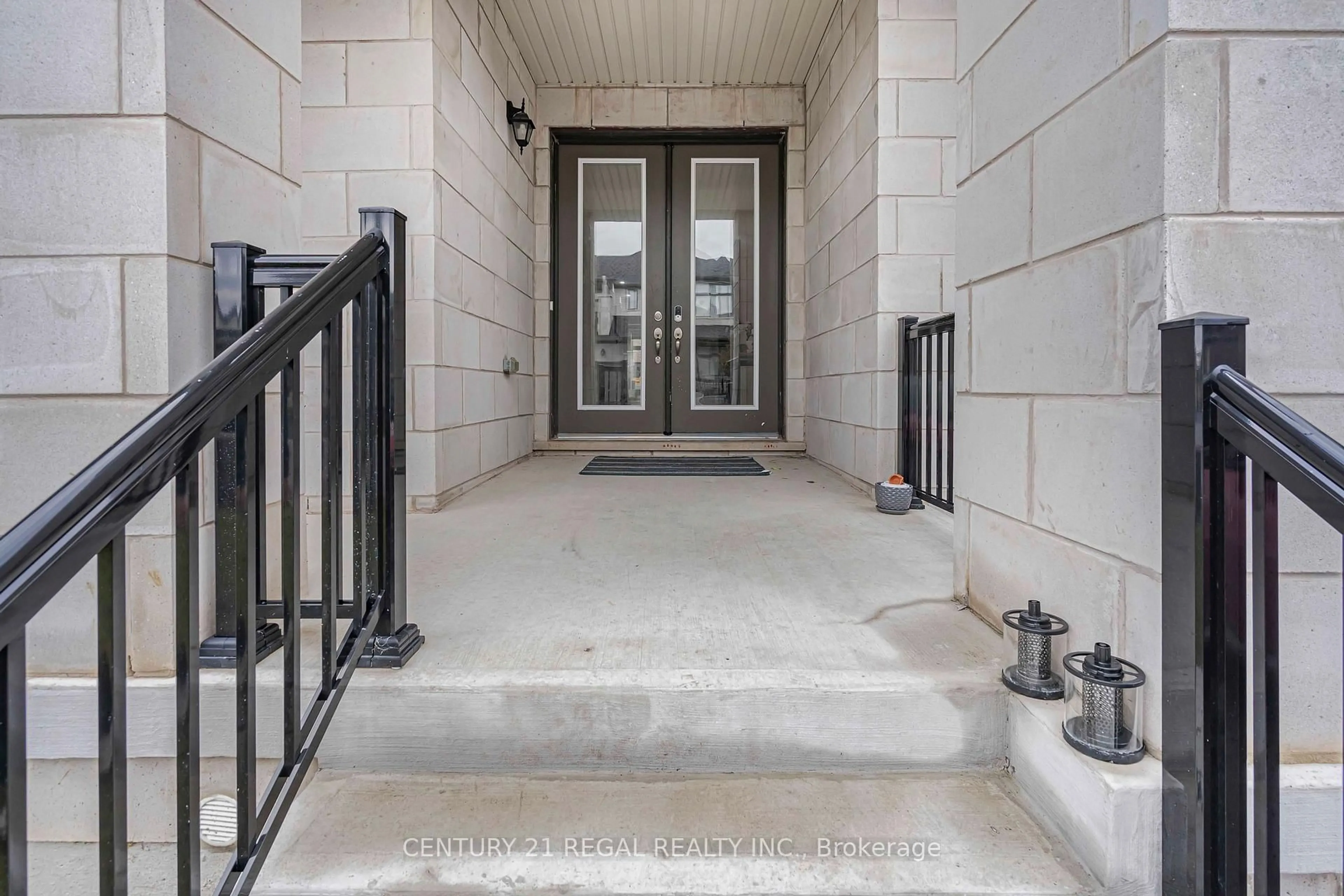 Indoor entryway for 15 Ballanview Crt, Whitchurch-Stouffville Ontario L4A 4W9