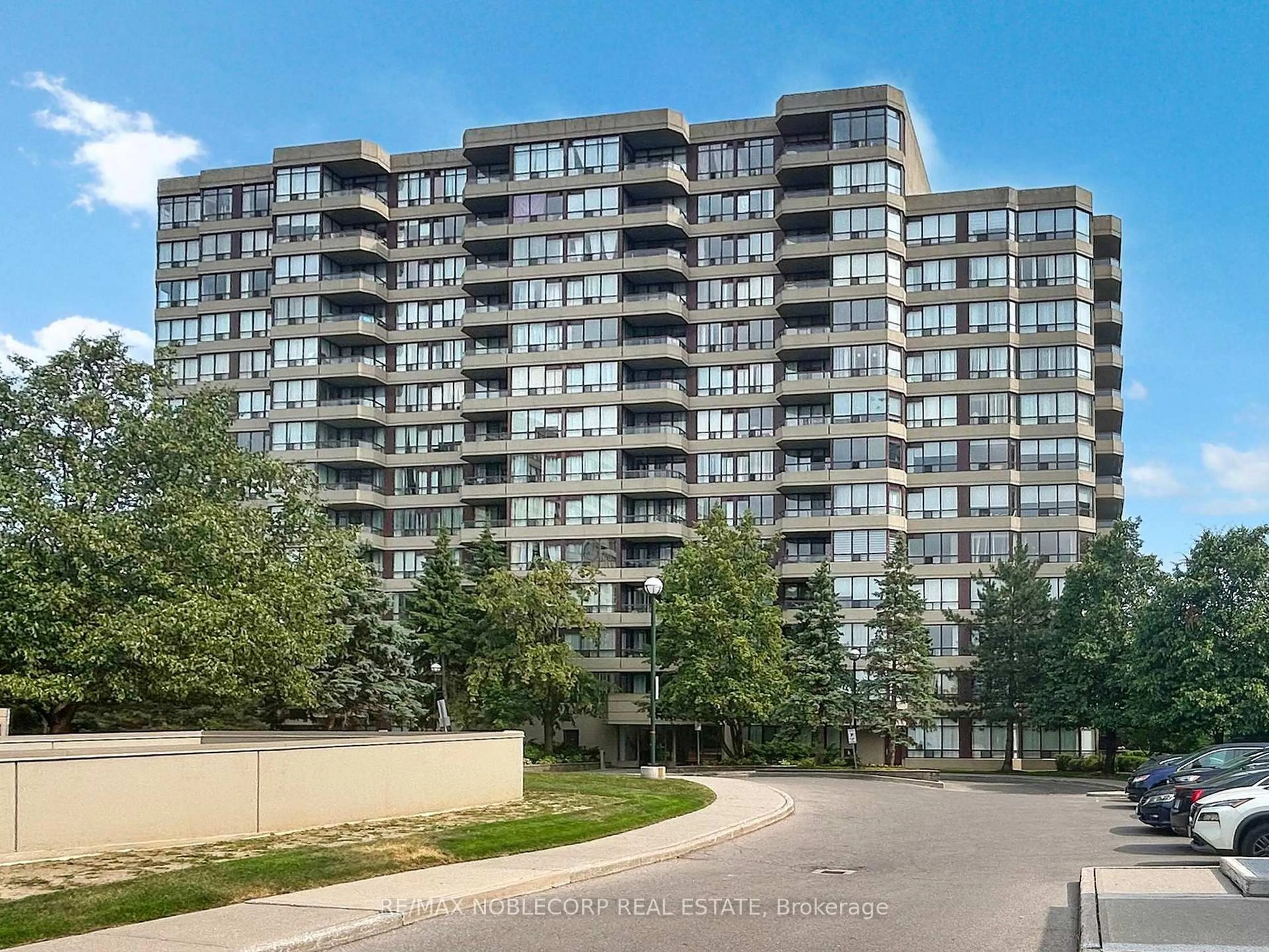 A pic from outside/outdoor area/front of a property/back of a property/a pic from drone, city buildings view from balcony for 91 Townsgate Dr #312, Vaughan Ontario L4J 8E8