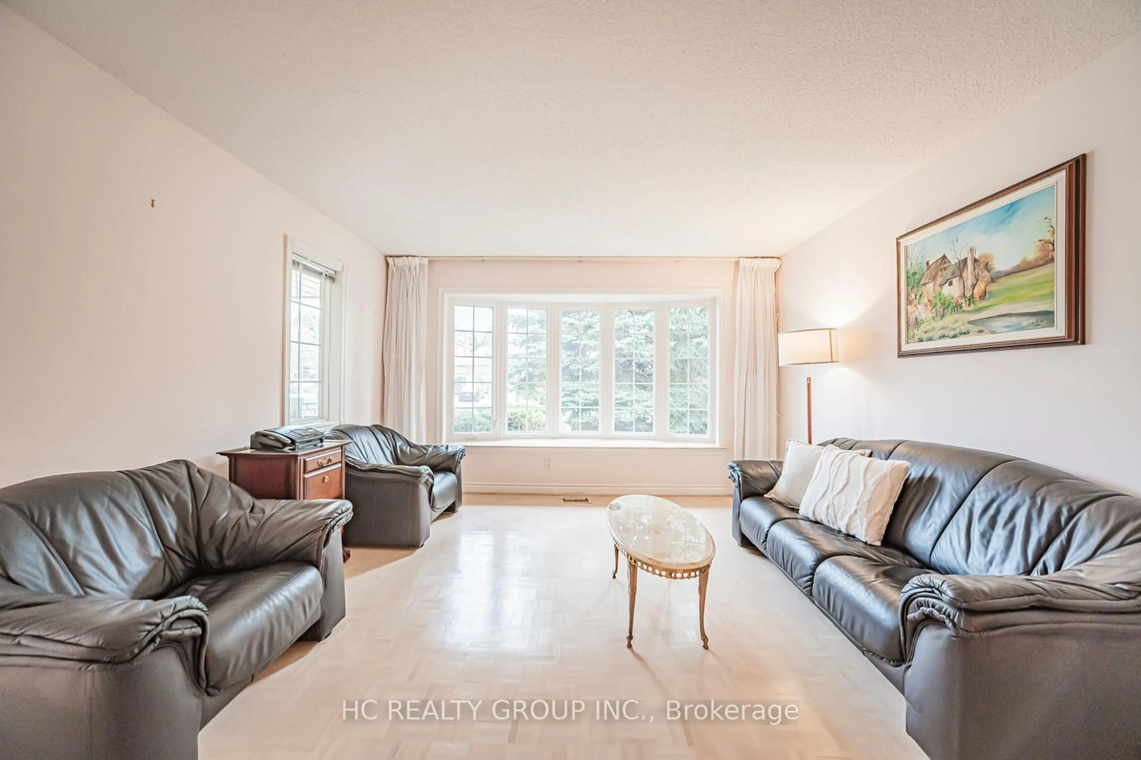 Living room with furniture, unknown for 10 Westpoint Crt, Richmond Hill Ontario L4B 2V6