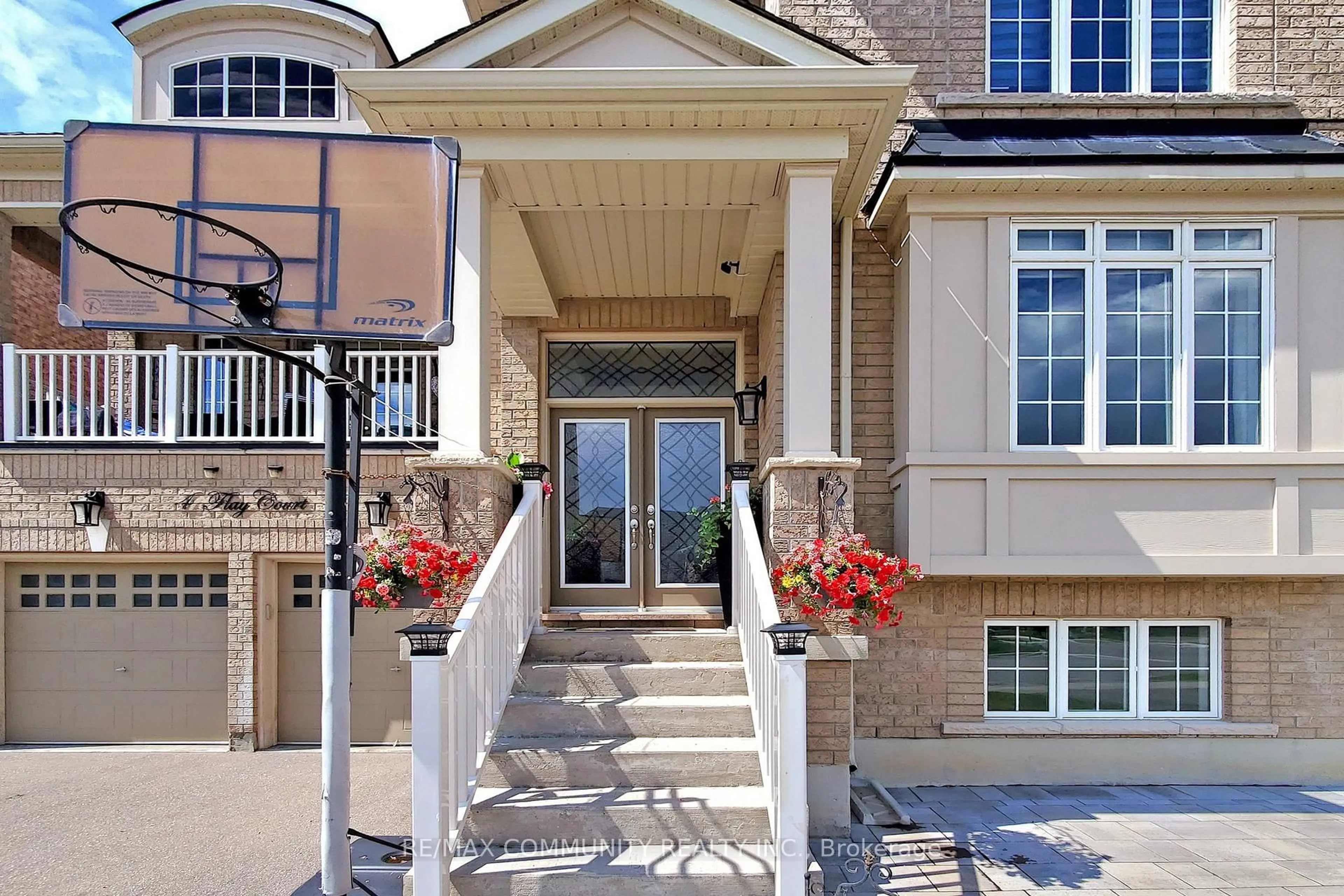 Indoor entryway for 4 Flay Crt, Innisfil Ontario L0L 1L0