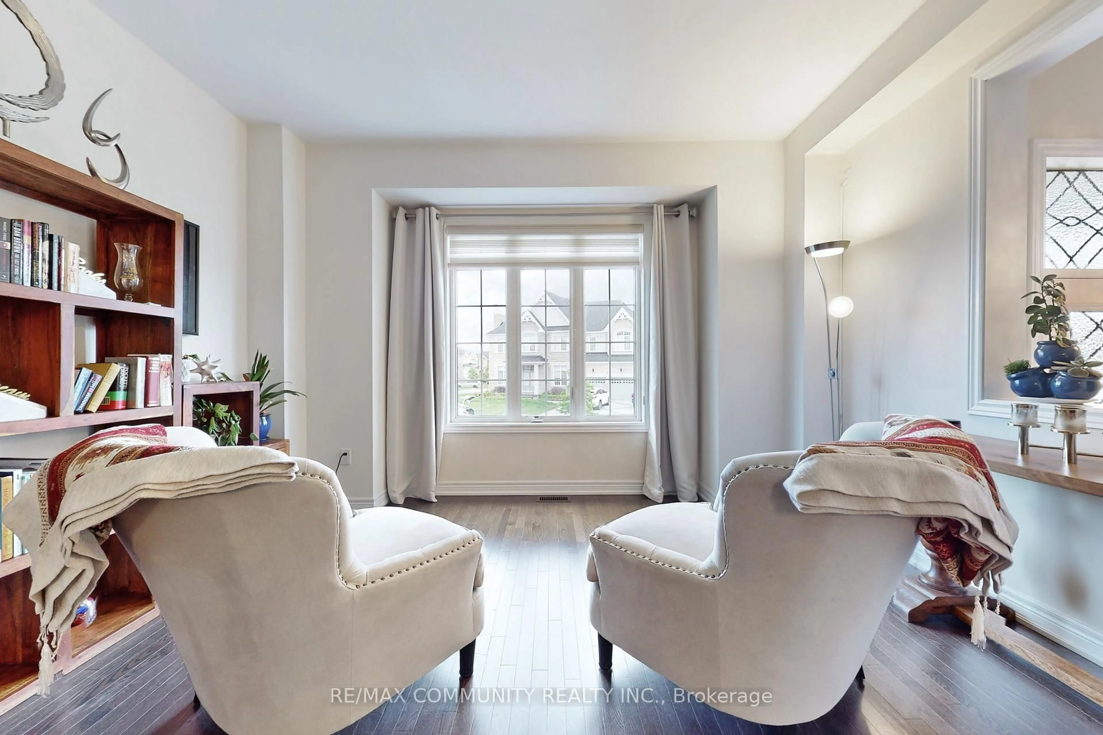 Living room with furniture, unknown for 4 Flay Crt, Innisfil Ontario L0L 1L0