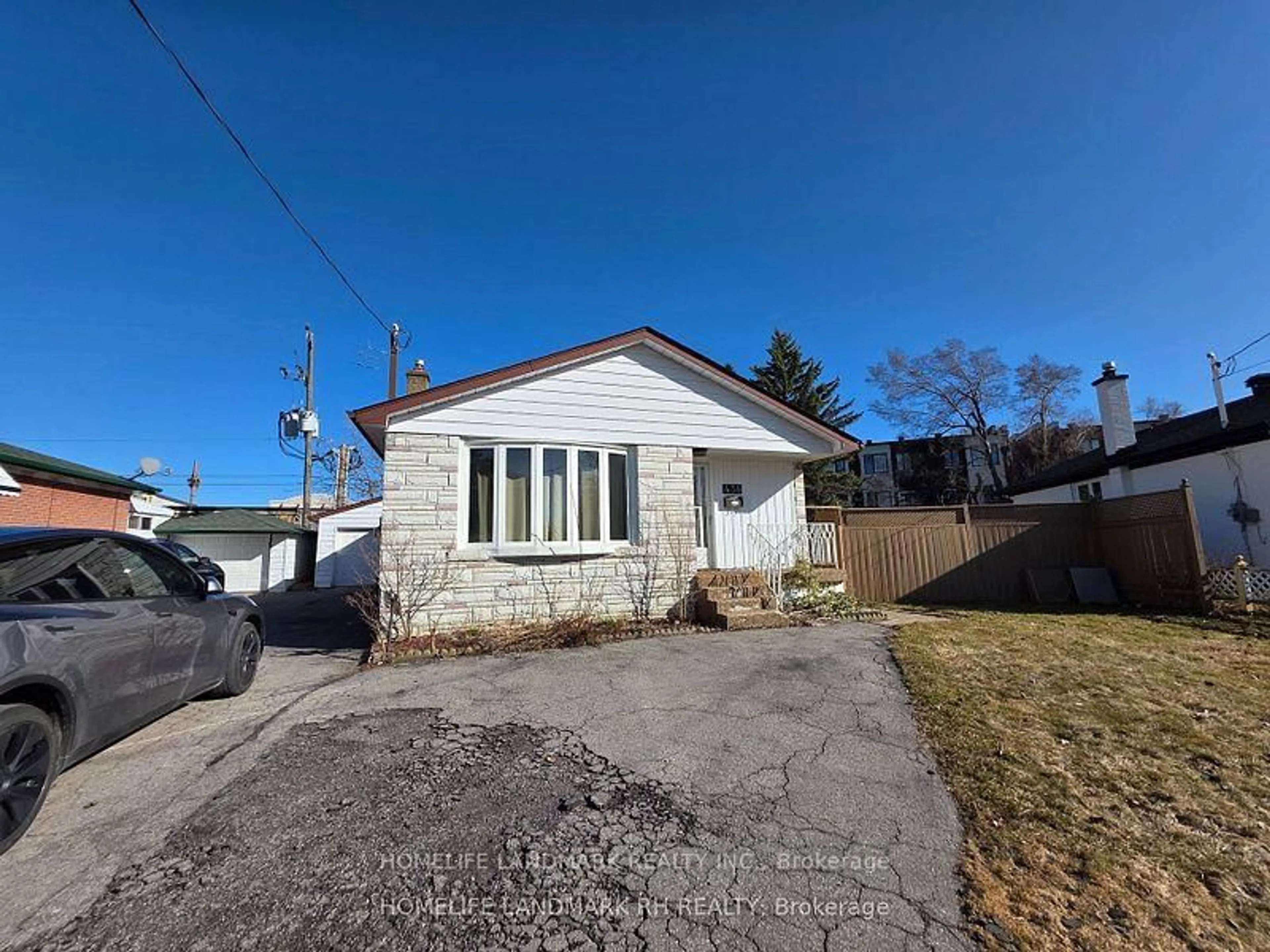 A pic from outside/outdoor area/front of a property/back of a property/a pic from drone, street for 438 Marybay Cres, Richmond Hill Ontario L4C 2X4