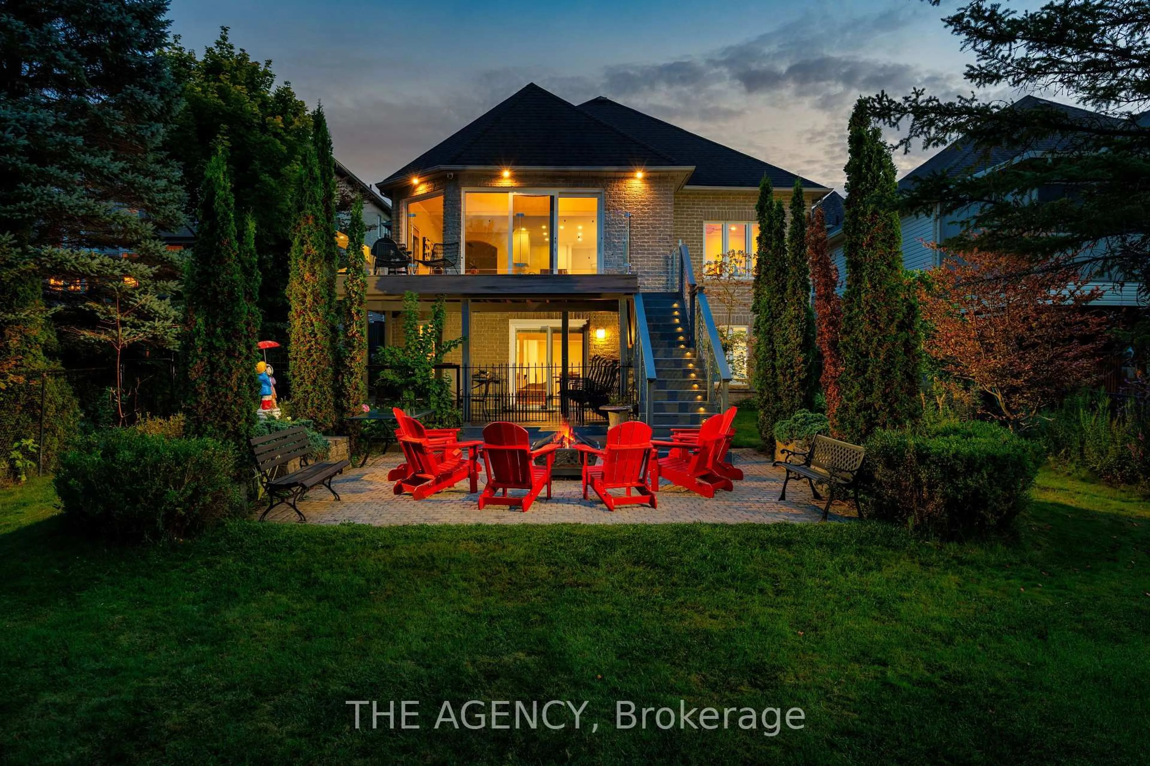 A pic from outside/outdoor area/front of a property/back of a property/a pic from drone, building for 703 Madeline Hts, Newmarket Ontario L3X 2J6