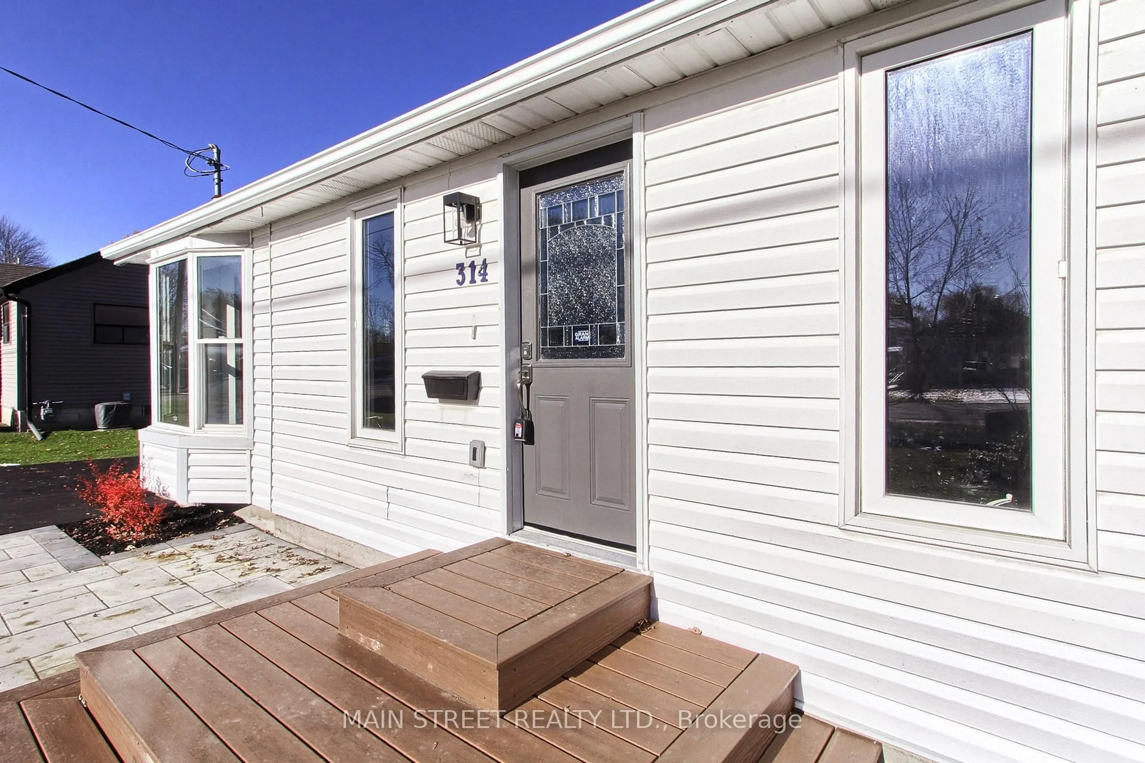Home with vinyl exterior material, street for 314 Kenwood Ave, Georgina Ontario L4P 2X5