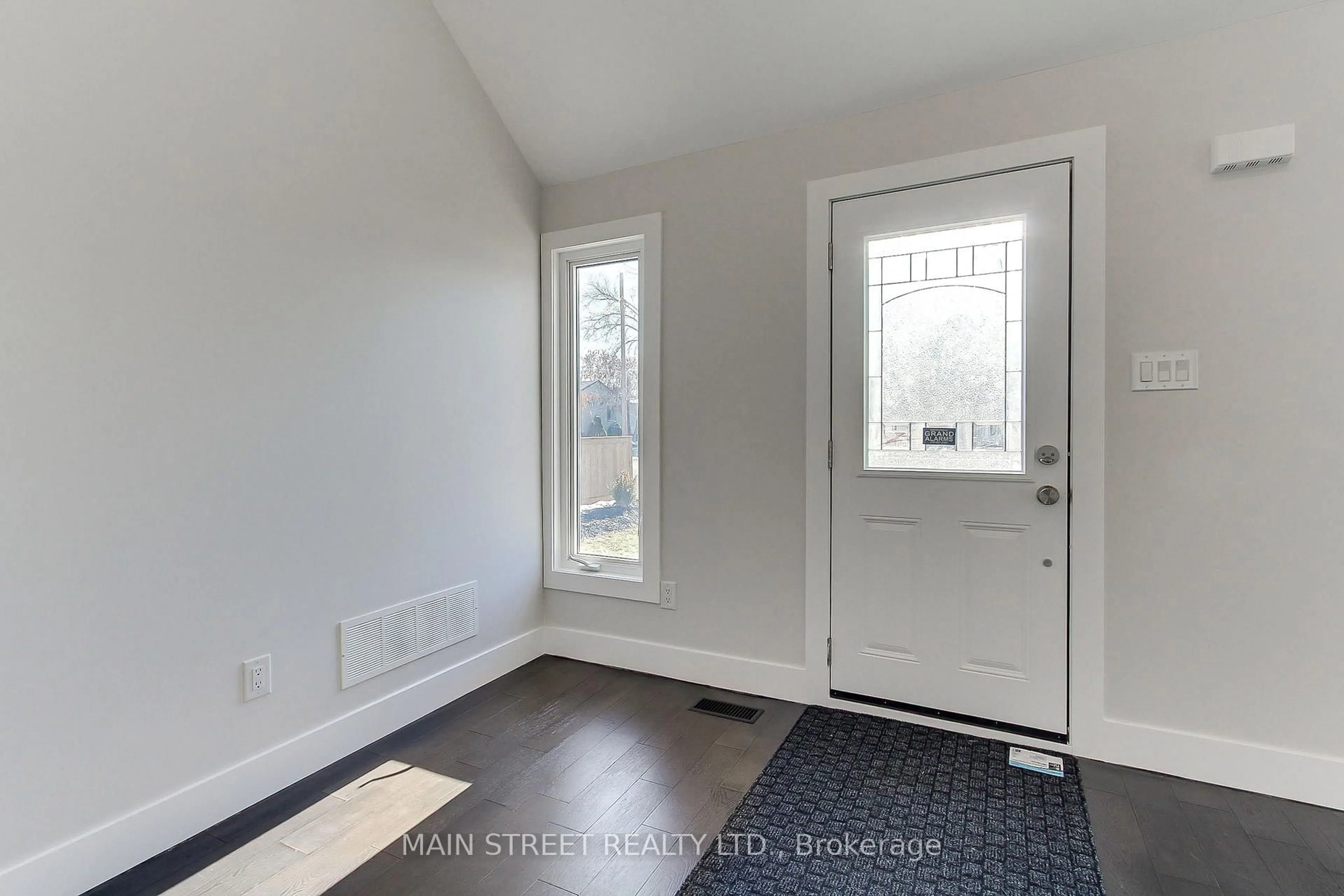 Indoor entryway for 314 Kenwood Ave, Georgina Ontario L4P 2X5