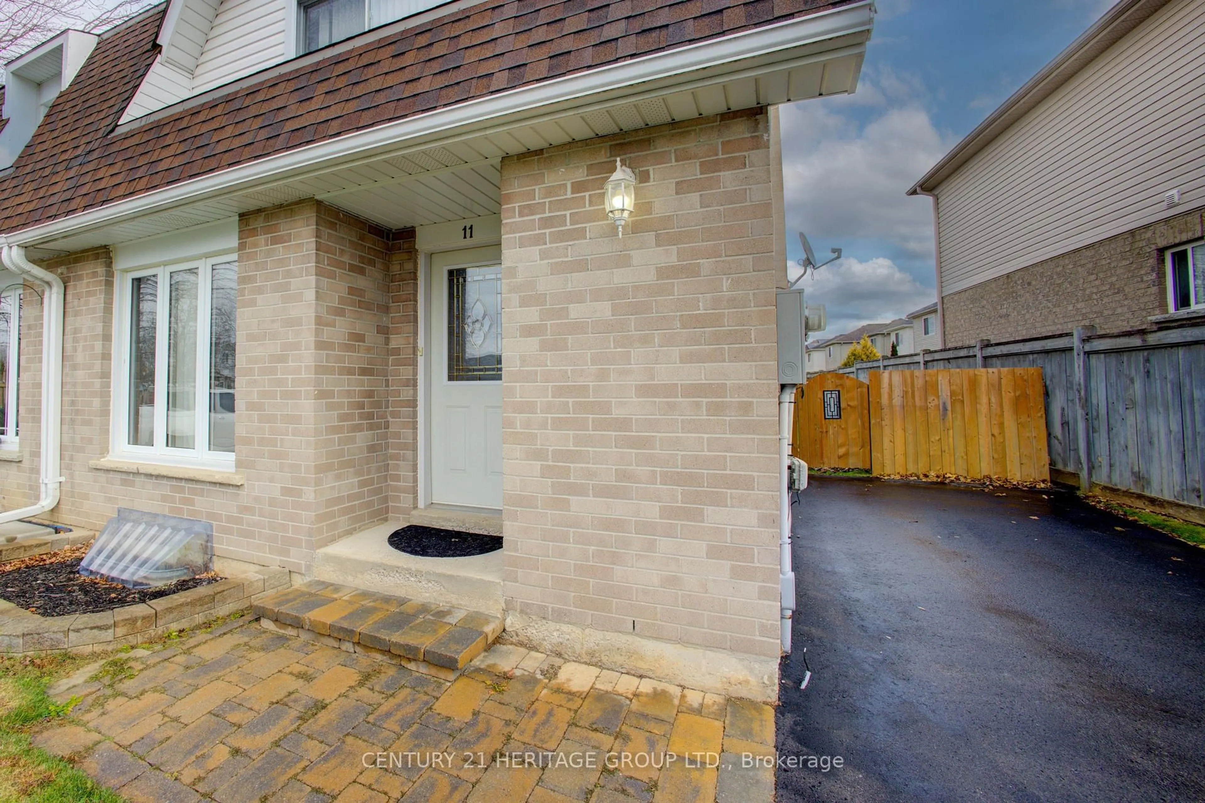 Patio, street for 11 Knight St, New Tecumseth Ontario L9R 1C1