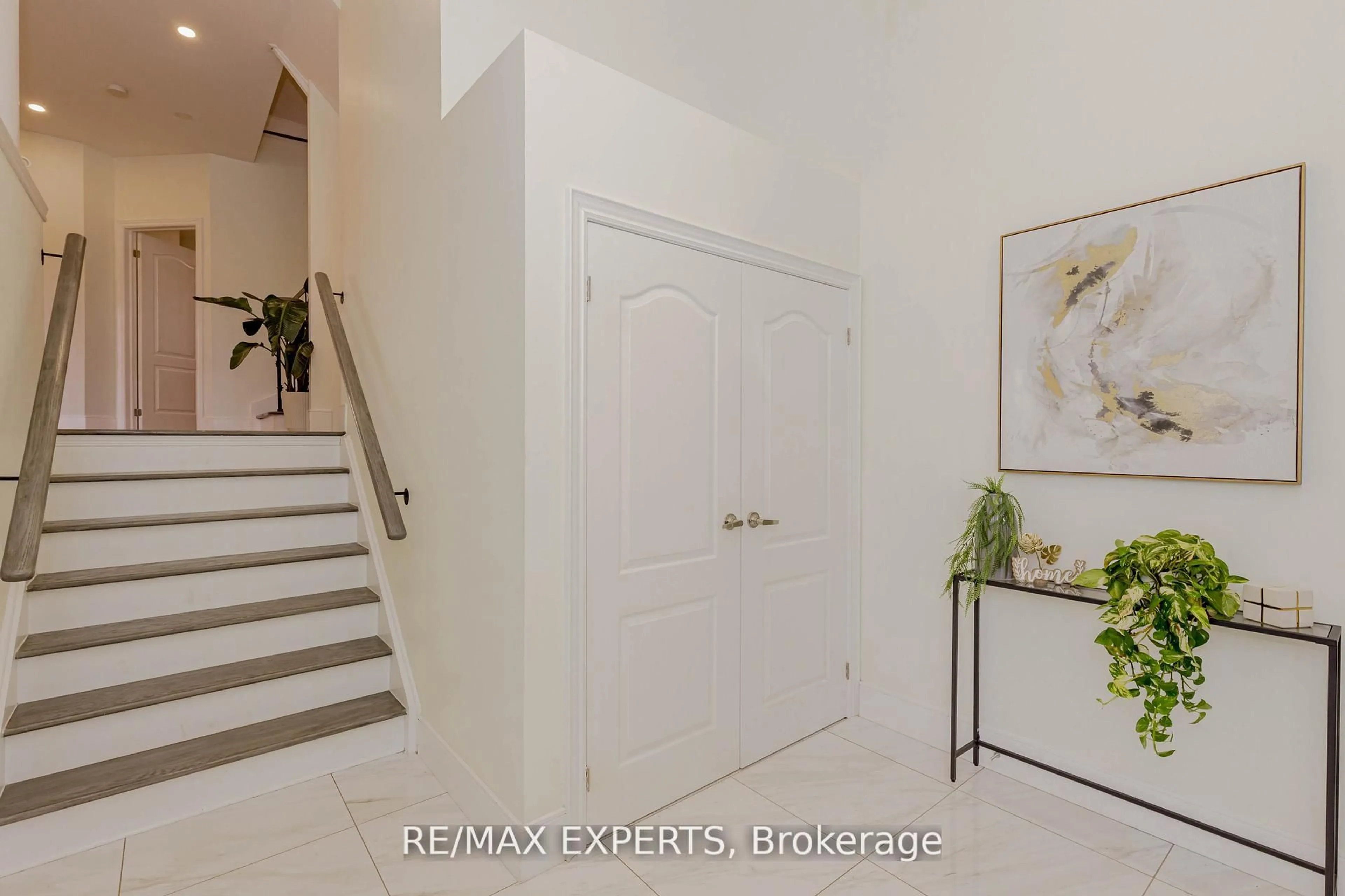Indoor foyer for 193 Fairlane Cres, Vaughan Ontario L4H 2H1