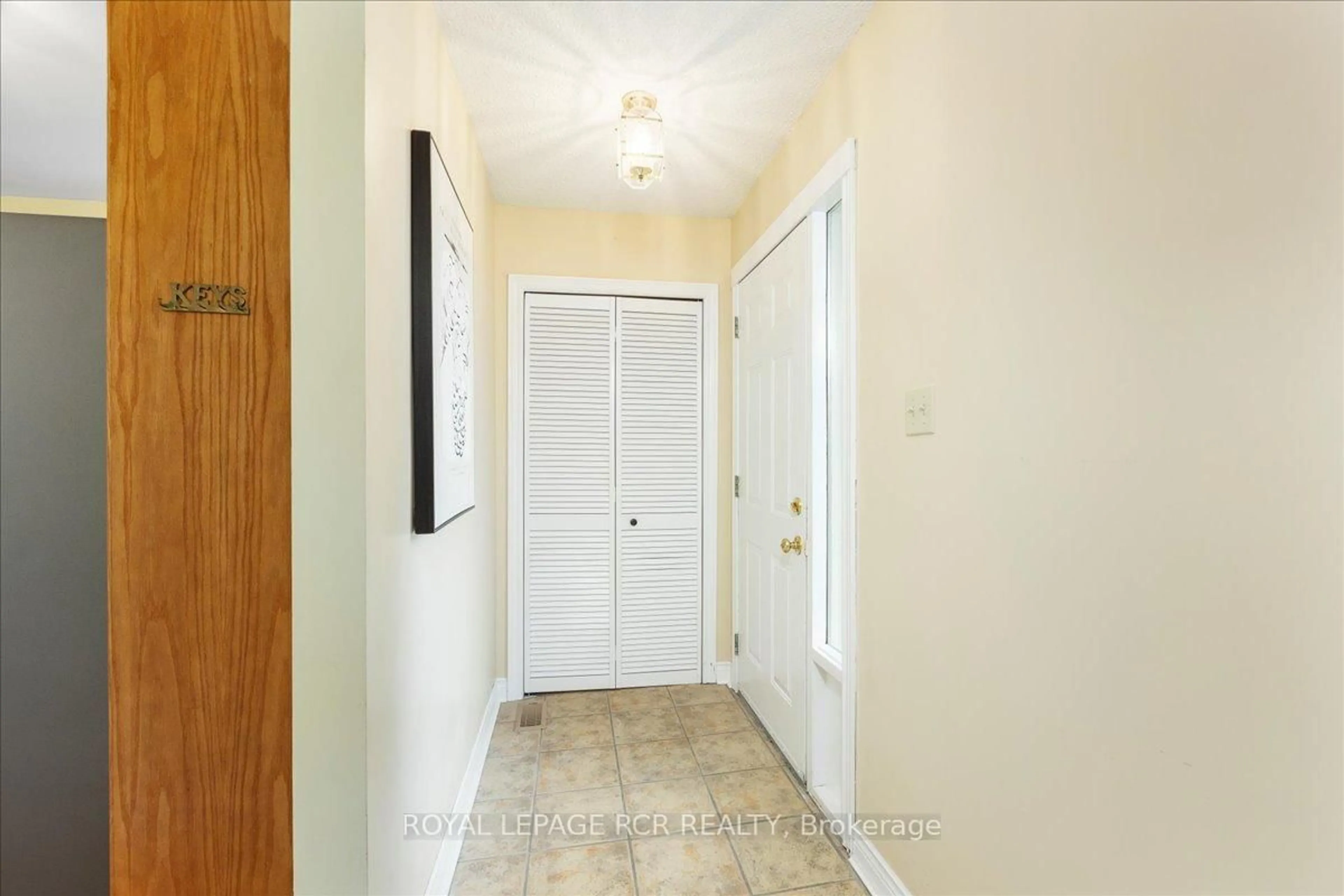Indoor entryway for 130 Peter St, East Gwillimbury Ontario L9N 1K9