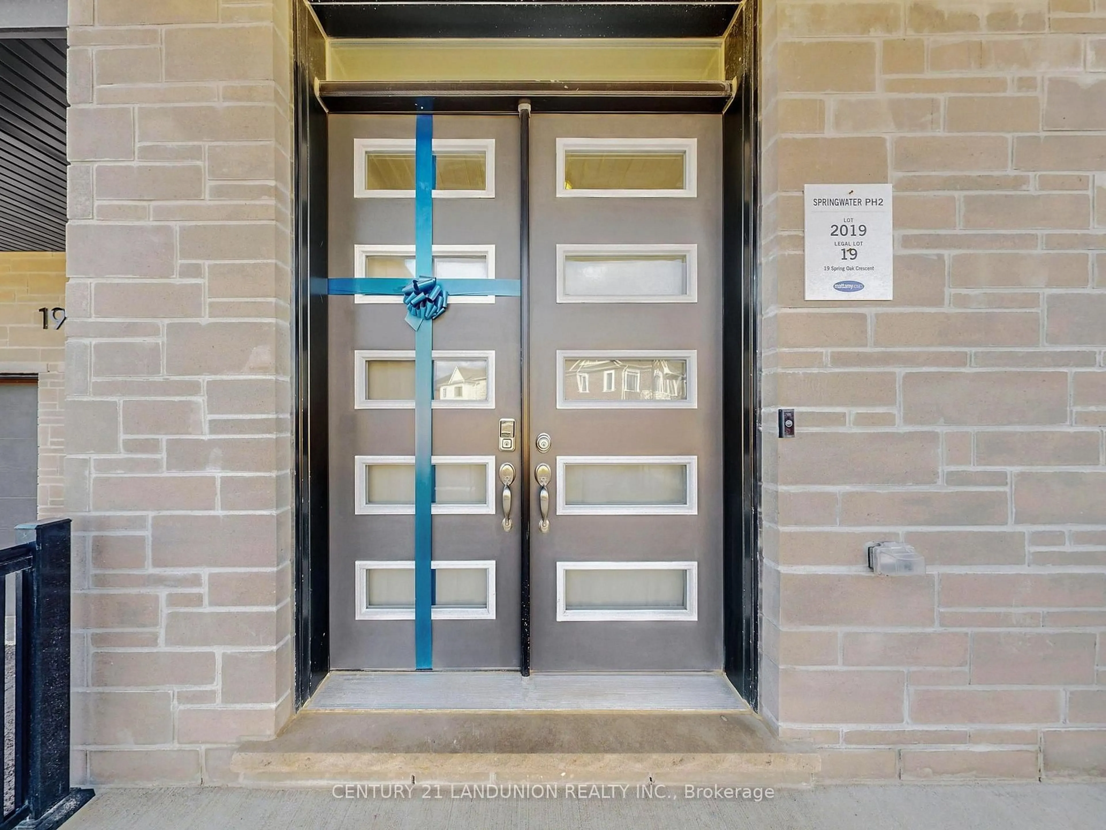 Indoor entryway for 19 Spring Oak Cres, Markham Ontario L6C 1L2