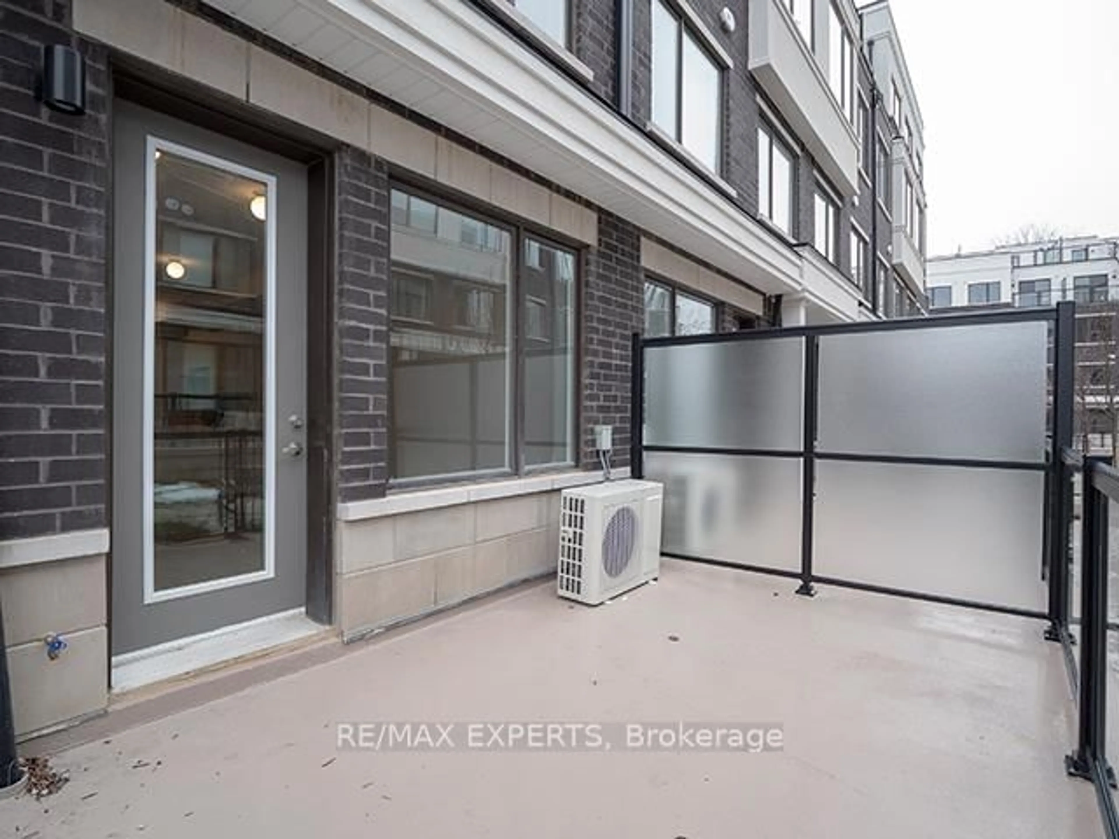 Unknown for 300 Alex Gardner Circ #61, Aurora Ontario L4G 1N4