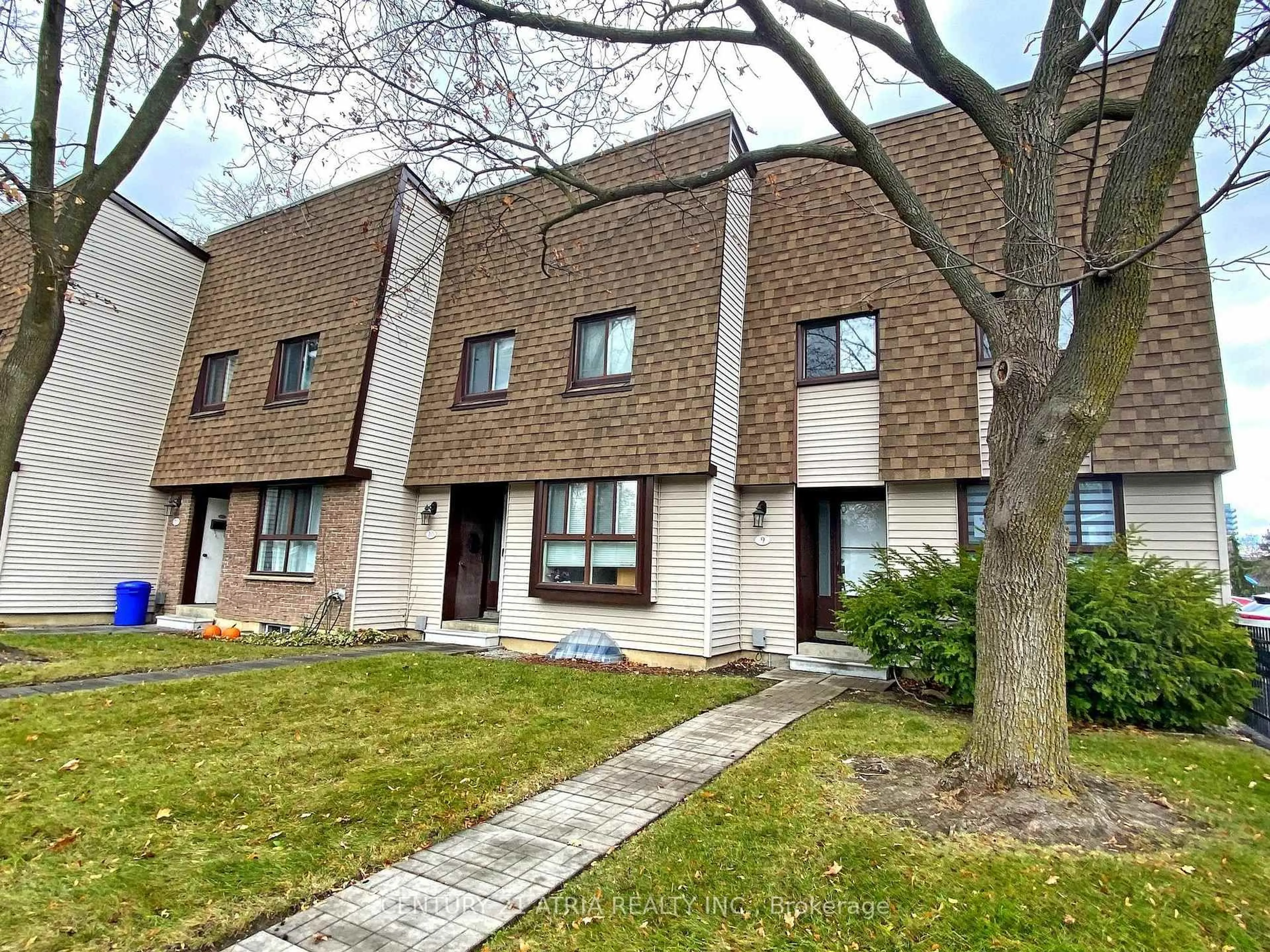 A pic from outside/outdoor area/front of a property/back of a property/a pic from drone, street for 189 Springhead gardens #9, Richmond Hill Ontario L4C 5C7