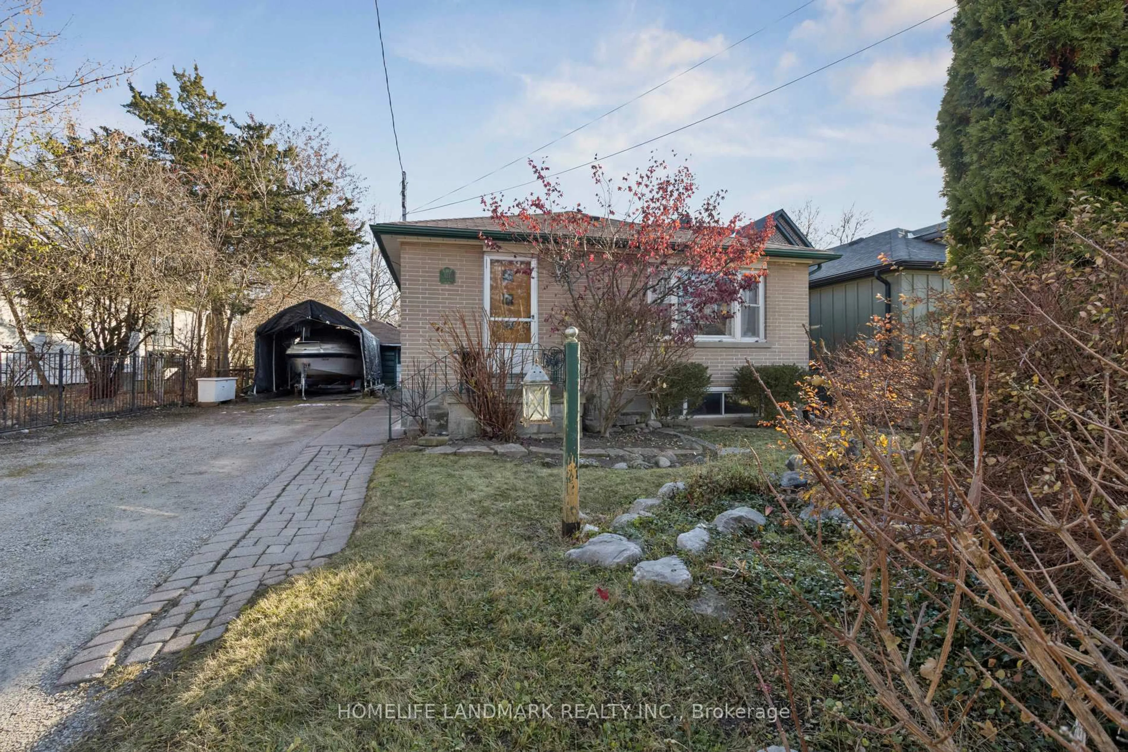 A pic from outside/outdoor area/front of a property/back of a property/a pic from drone, street for 127 Lake Ave, Richmond Hill Ontario L4E 3G5