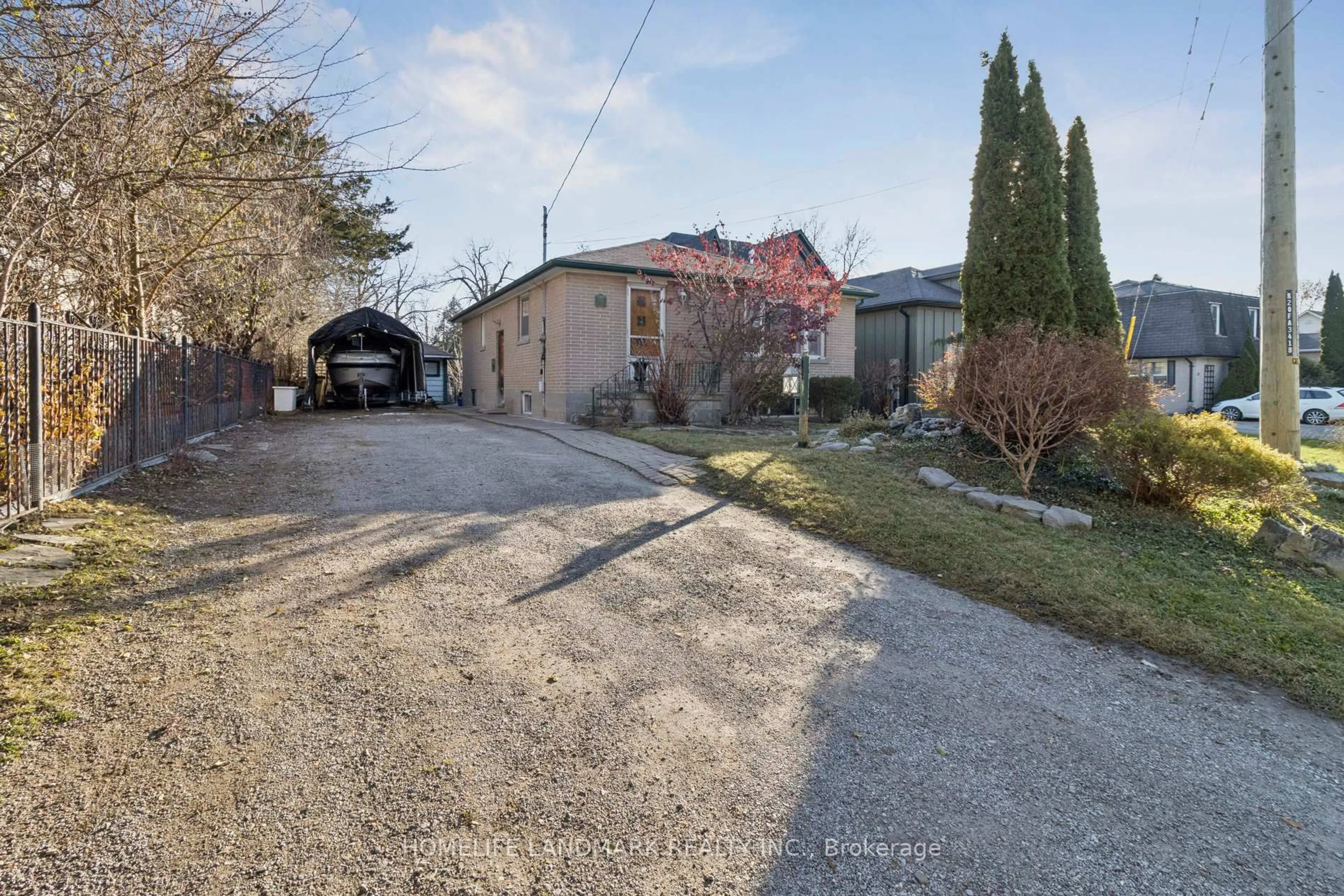 A pic from outside/outdoor area/front of a property/back of a property/a pic from drone, street for 127 Lake Ave, Richmond Hill Ontario L4E 3G5