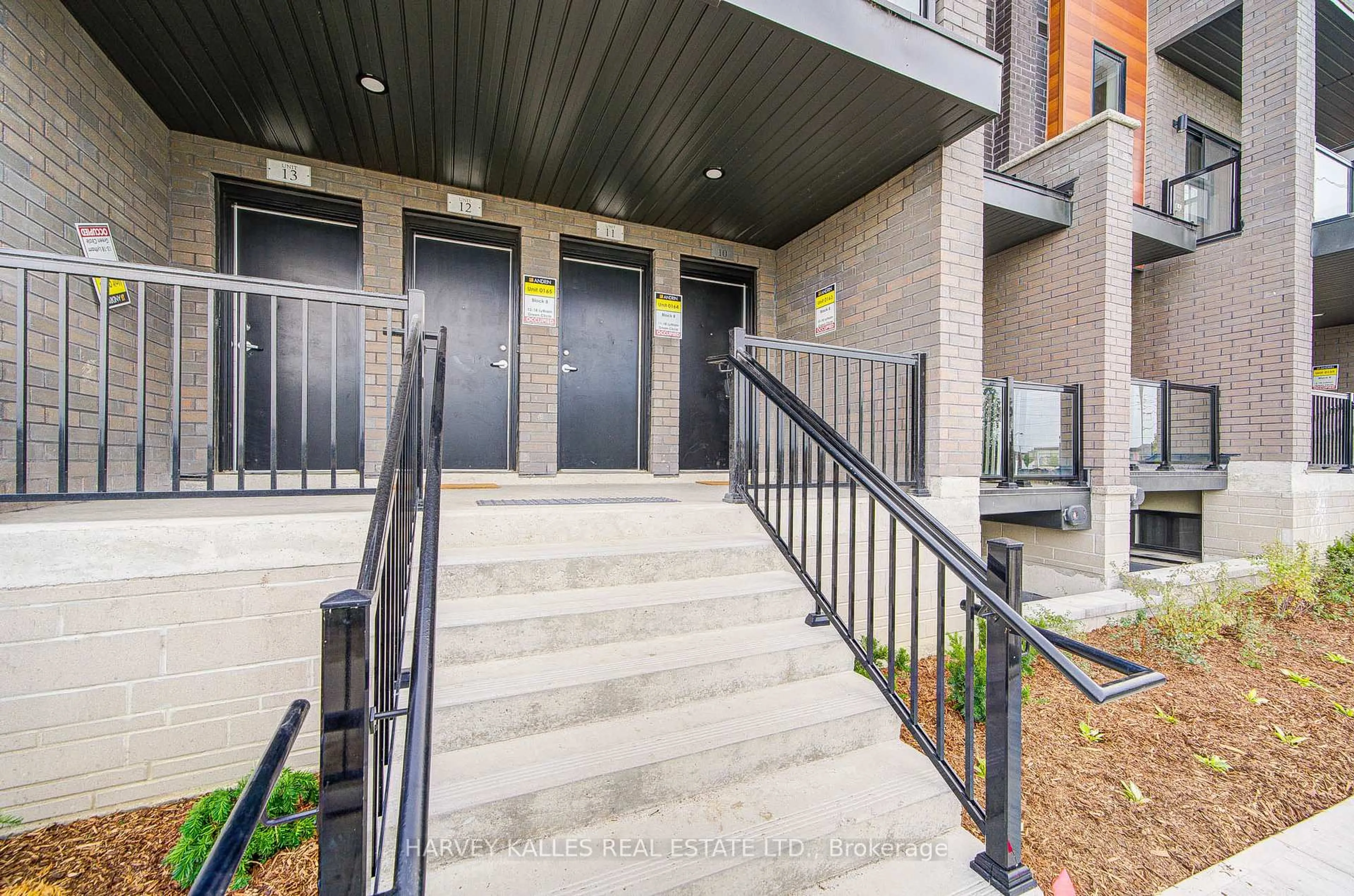 Unknown for 18 Lytham Green Circ #11, Newmarket Ontario L3Y 0H4