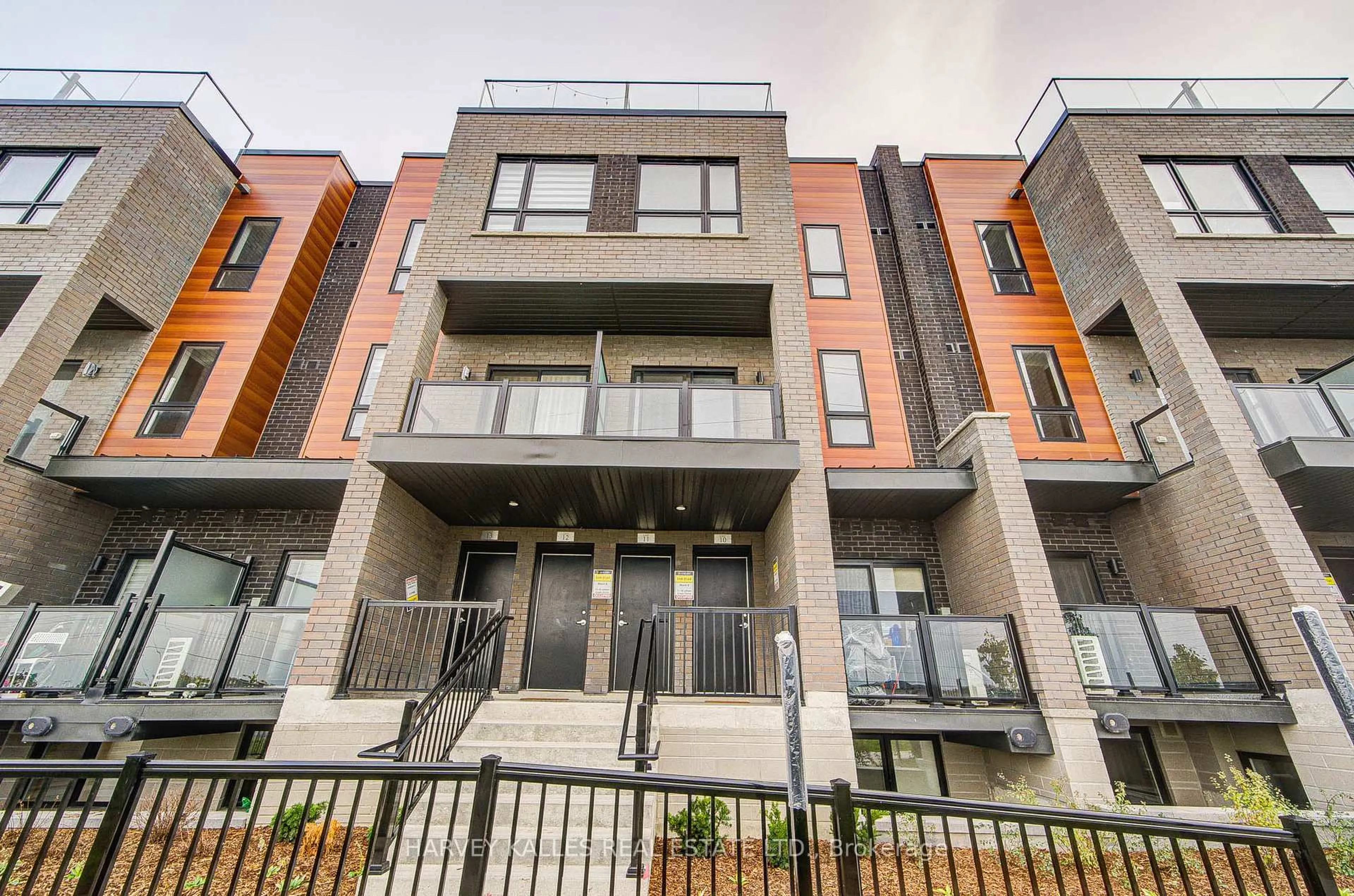 Patio, building for 18 Lytham Green Circ #11, Newmarket Ontario L3Y 0H4