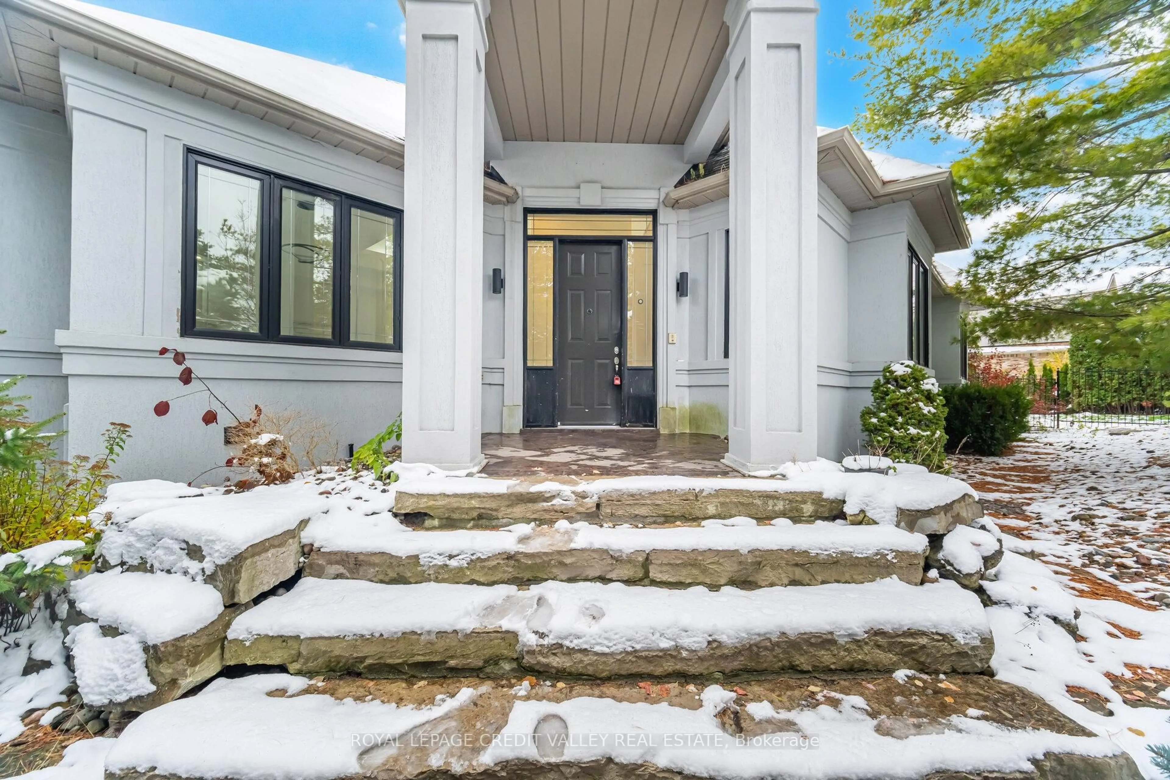 Indoor entryway for 2 Huntingwood Crt, Vaughan Ontario L4H 1A7