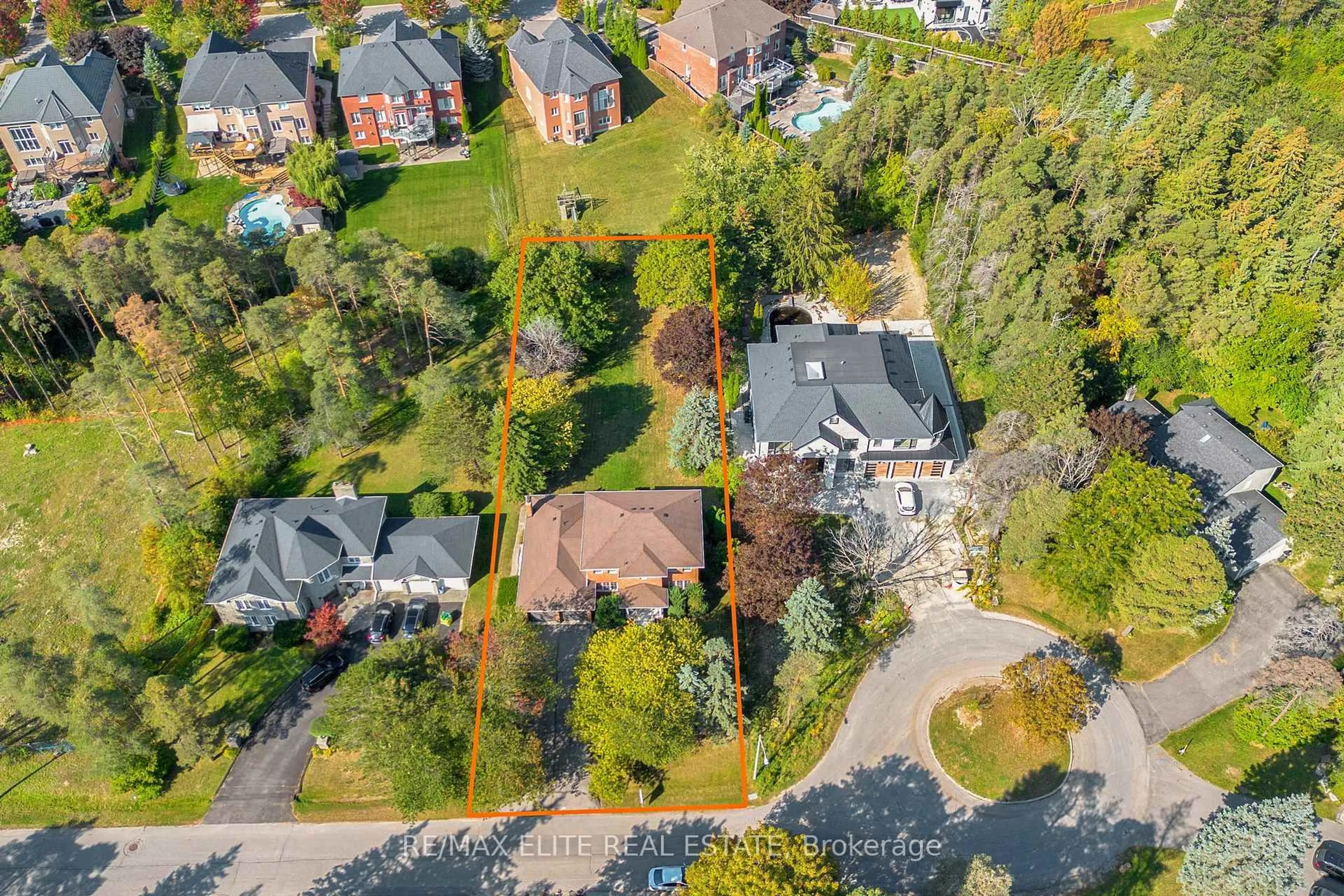 A pic from outside/outdoor area/front of a property/back of a property/a pic from drone, street for 61 Beaufort Hills Rd, Richmond Hill Ontario L4E 2N3