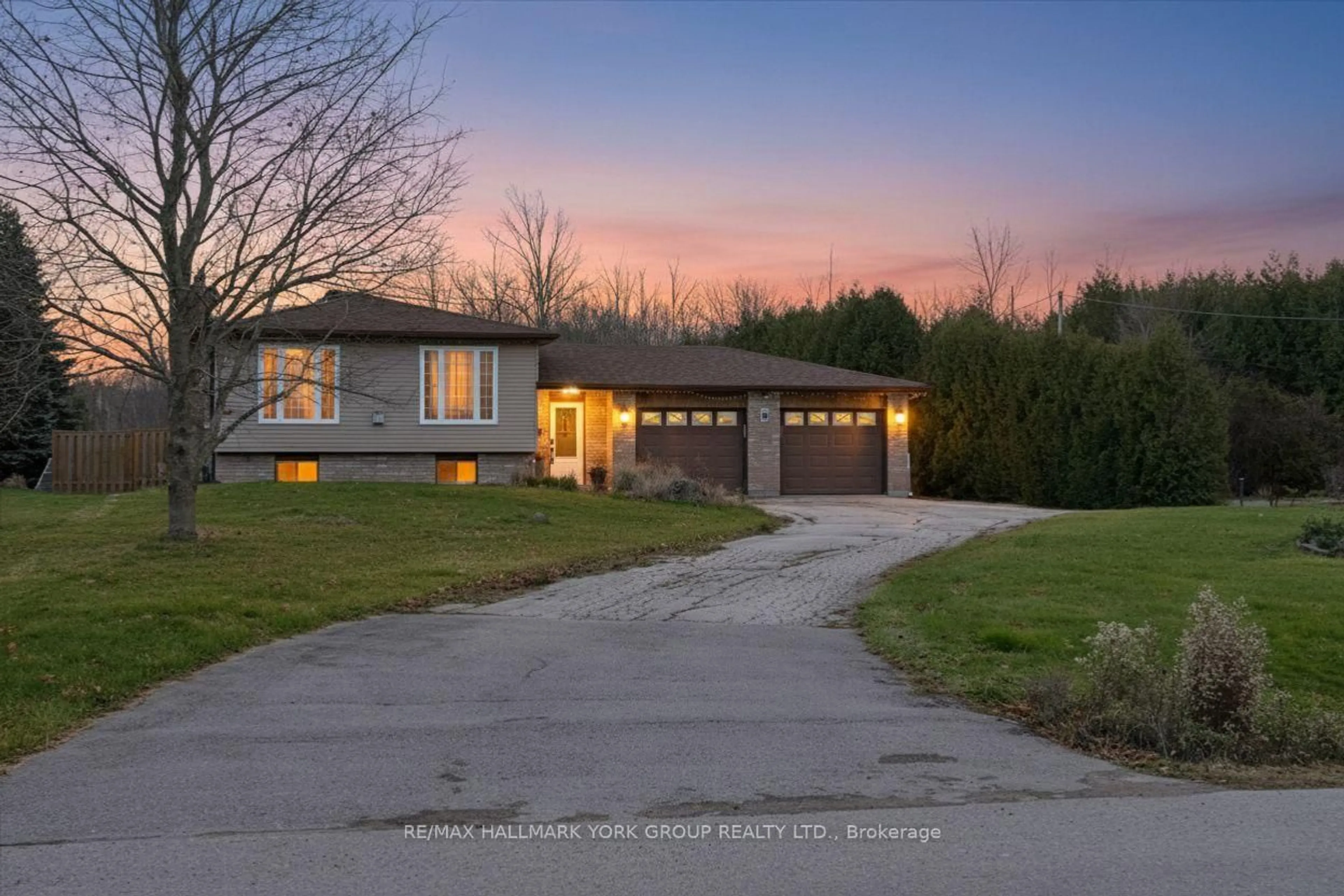 A pic from outside/outdoor area/front of a property/back of a property/a pic from drone, street for 5 Burke St, Georgina Ontario L0E 1R0