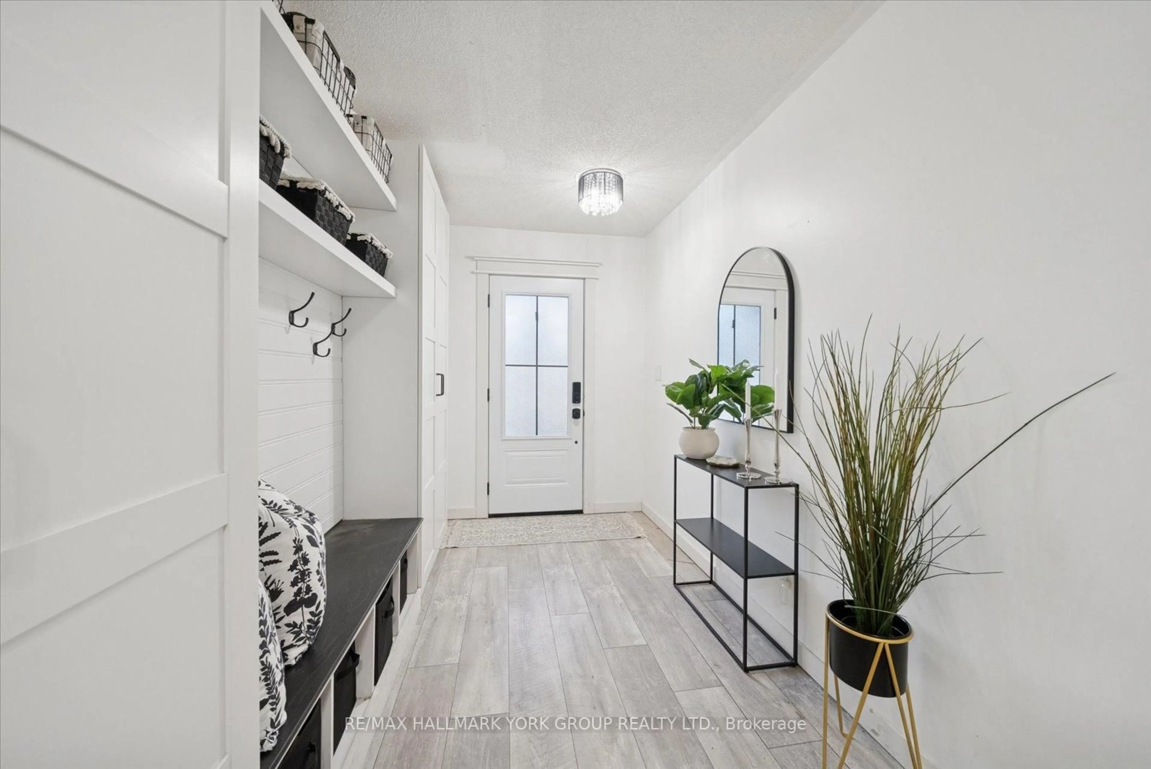 Indoor entryway for 5 Burke St, Georgina Ontario L0E 1R0