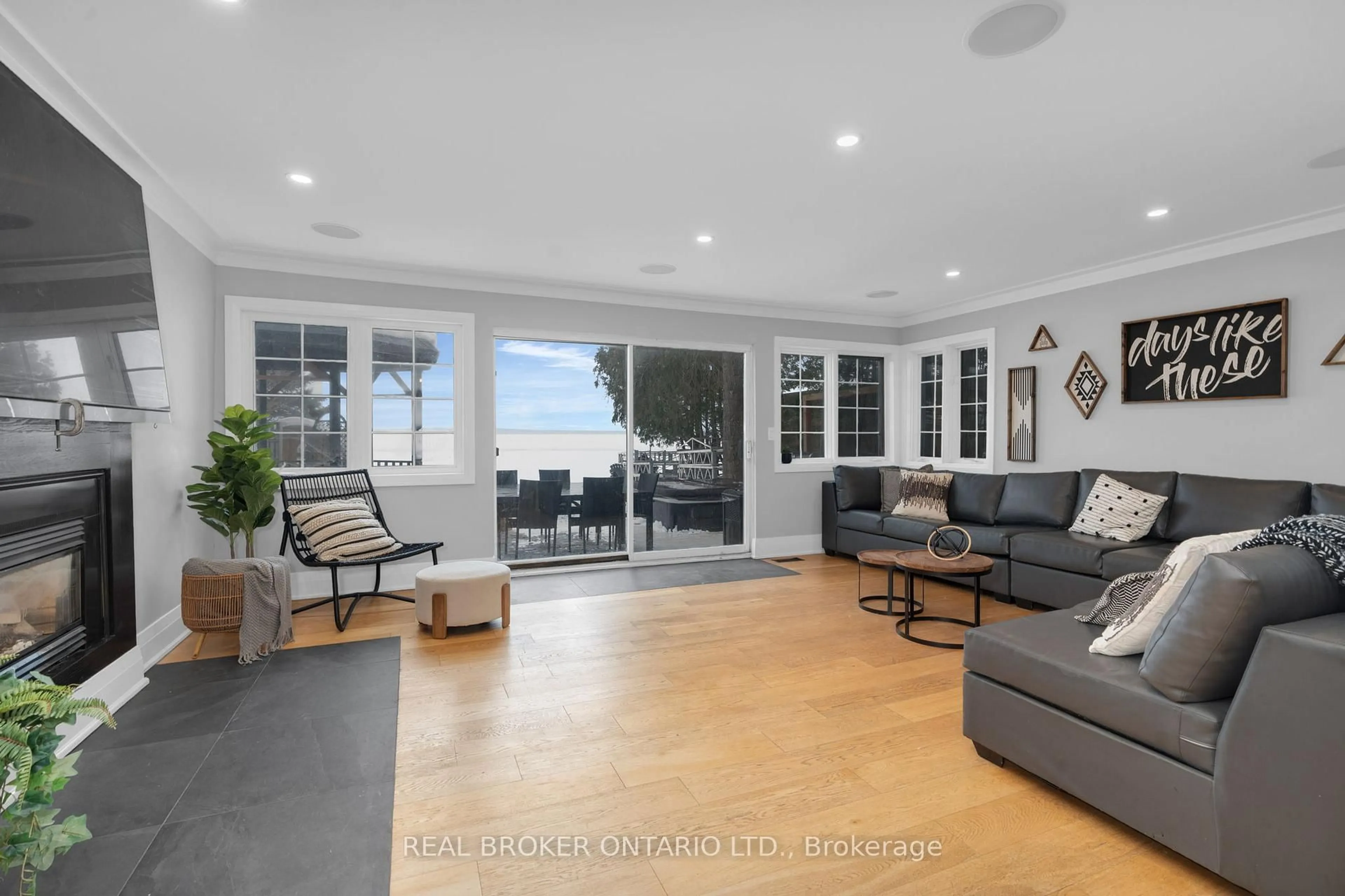 Living room with furniture, unknown for 943 Barry Ave, Innisfil Ontario L0L 1W0