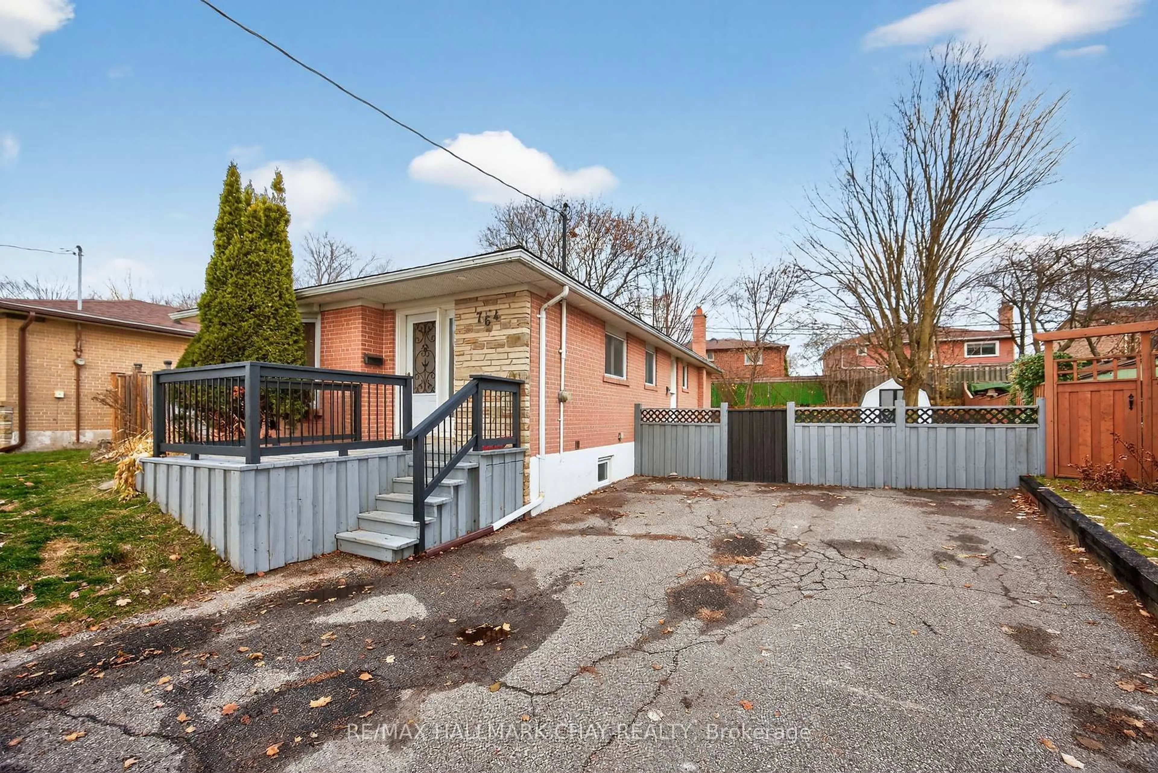 A pic from outside/outdoor area/front of a property/back of a property/a pic from drone, street for 764 Botany Hill Cres, Newmarket Ontario L3Y 3A8