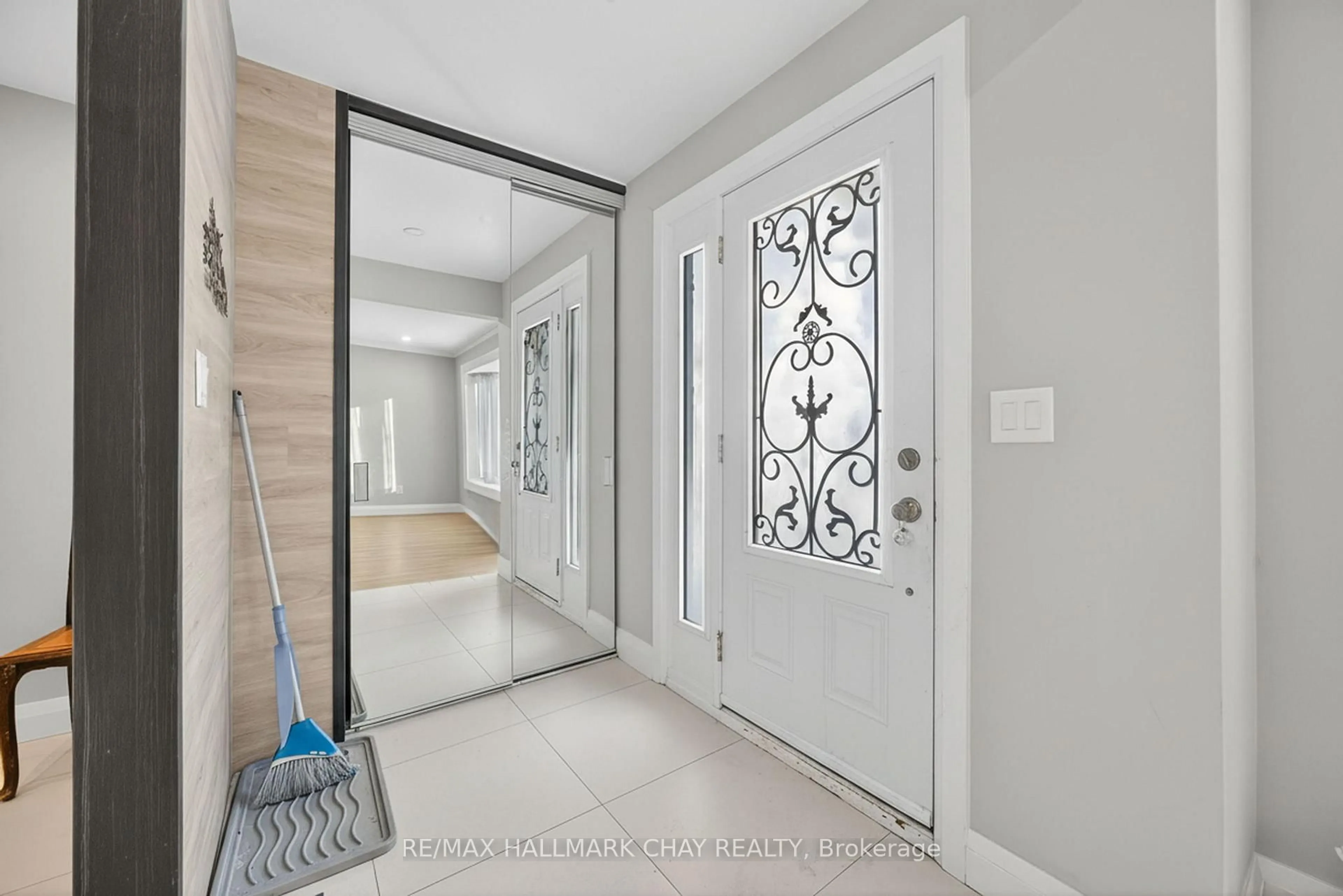 Indoor entryway for 764 Botany Hill Cres, Newmarket Ontario L3Y 3A8