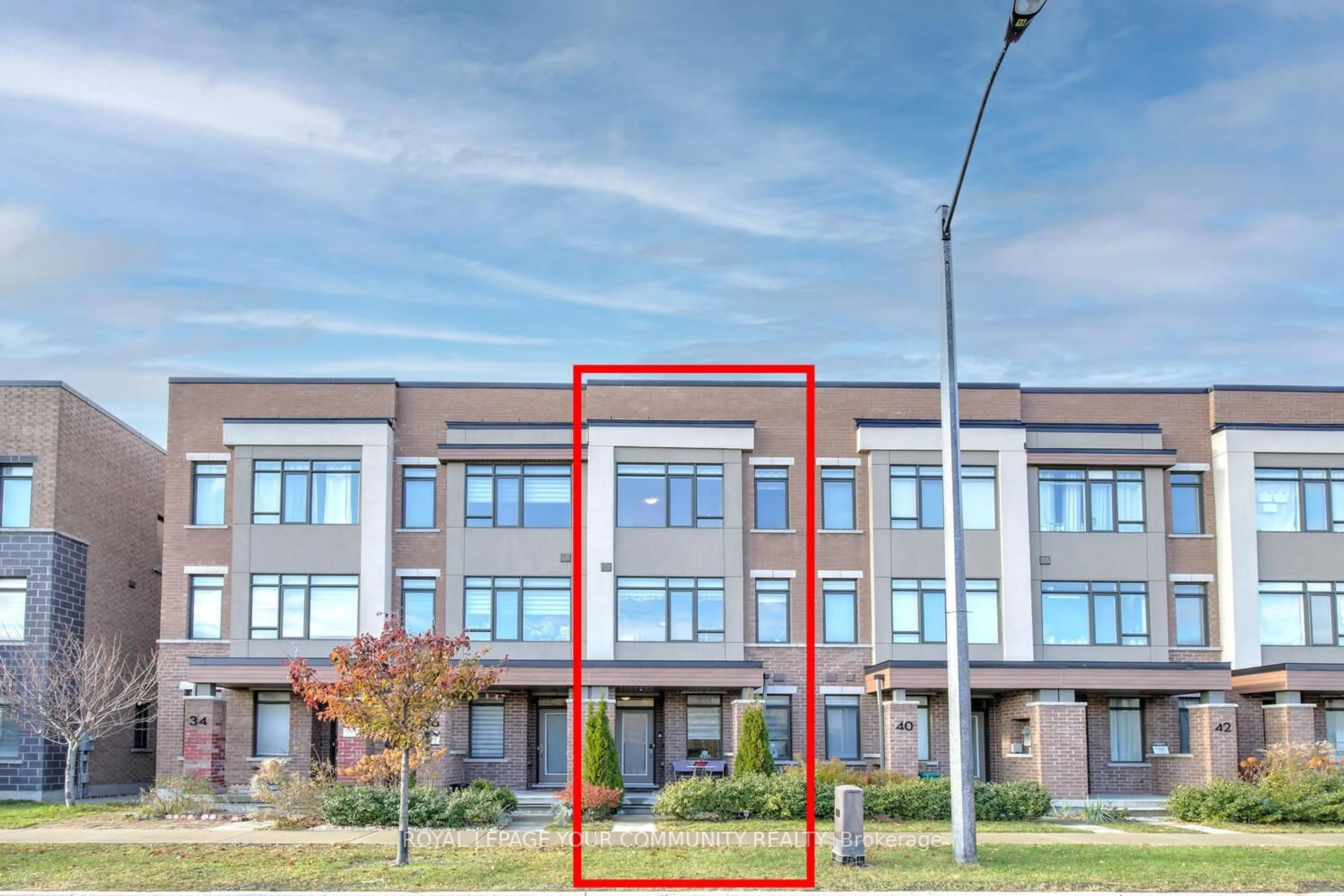 A pic from outside/outdoor area/front of a property/back of a property/a pic from drone, building for 38 Troon Ave, Vaughan Ontario L6A 4Z2